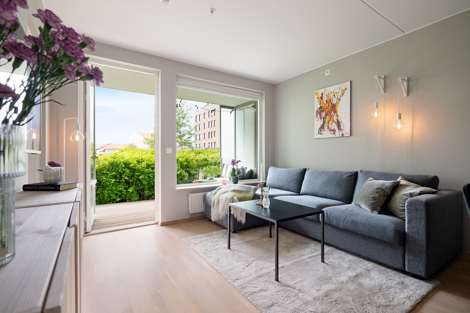 Innvendig har boligen generøse vindusflater som gir godt med naturlig lys inn i rommet. Galleribilde