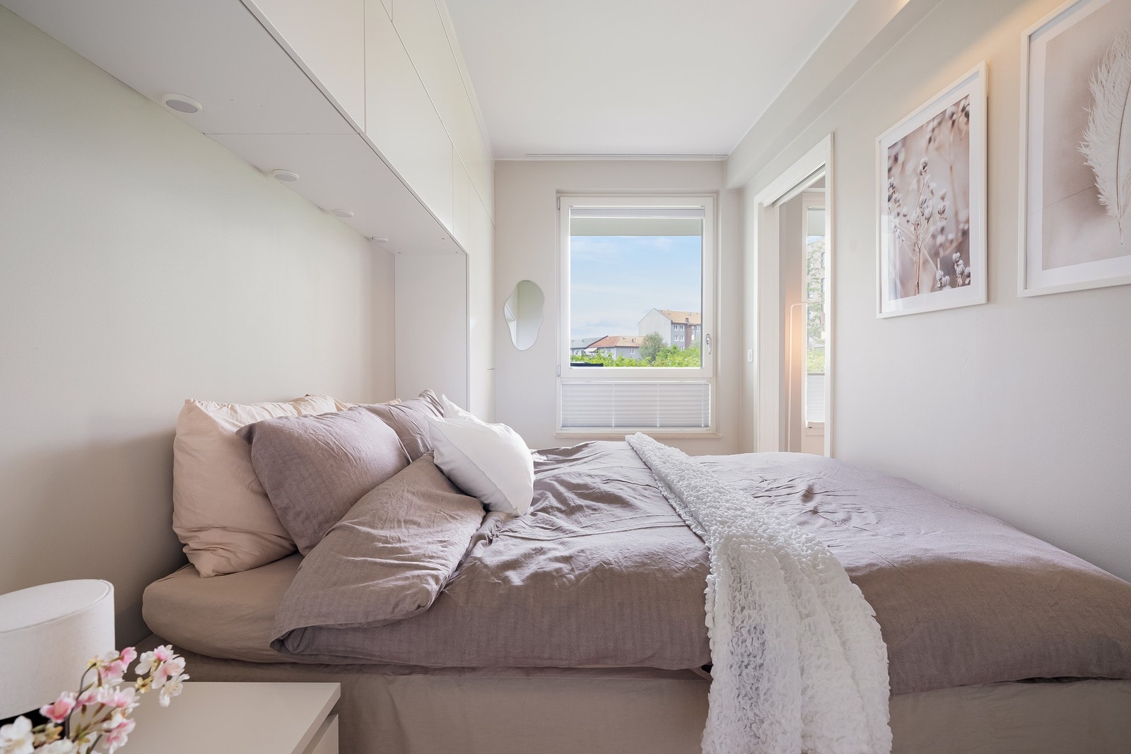 Rommet er vendt mot egen uteplass, så her er alt lagt til rette for en god natt med søvn. Galleribilde