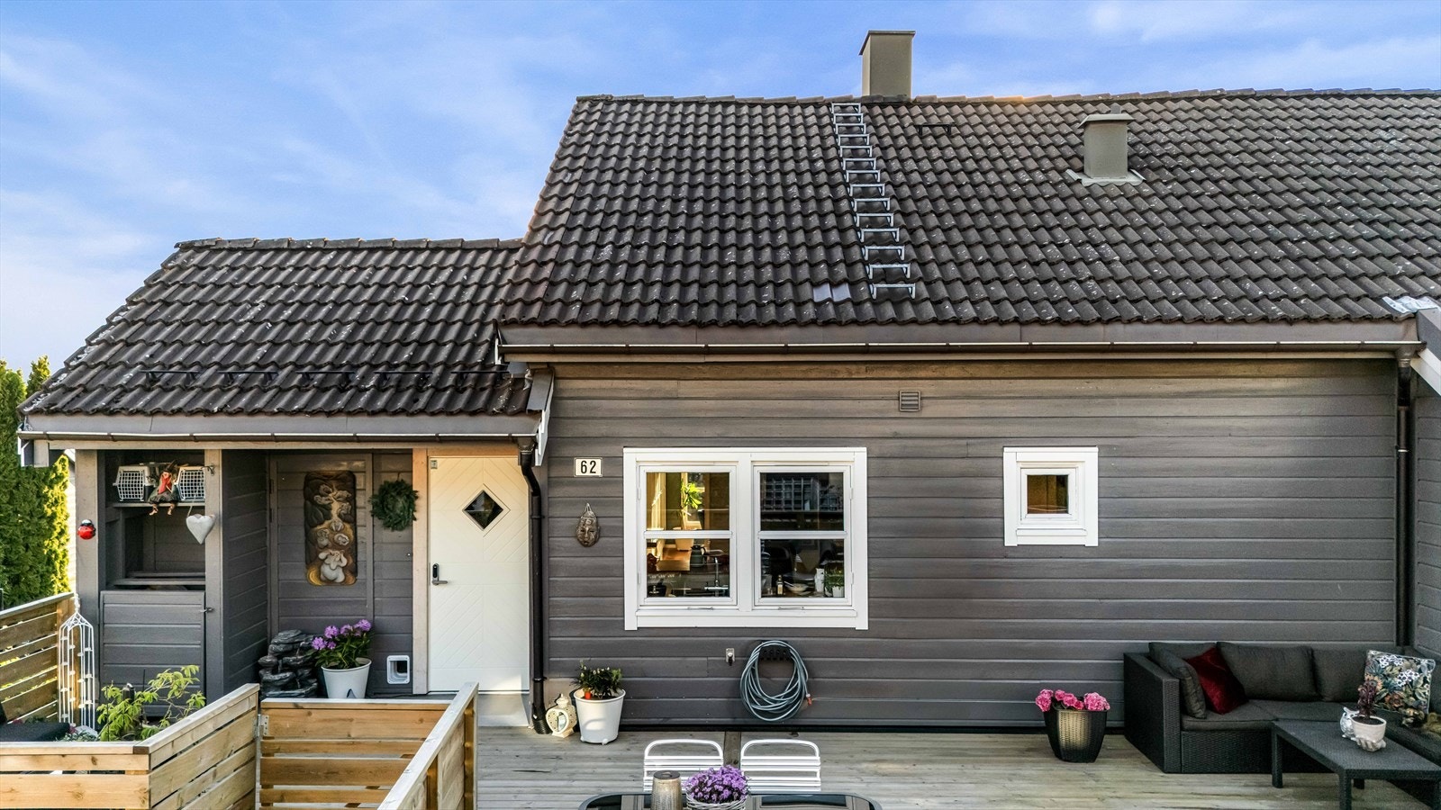 Boligen har en god planløsning bestående av entré, kjøkken, stue/spisestue, to soverom og en solrik terrasse på 52 kvm+vestvendt balkong. Galleribilde