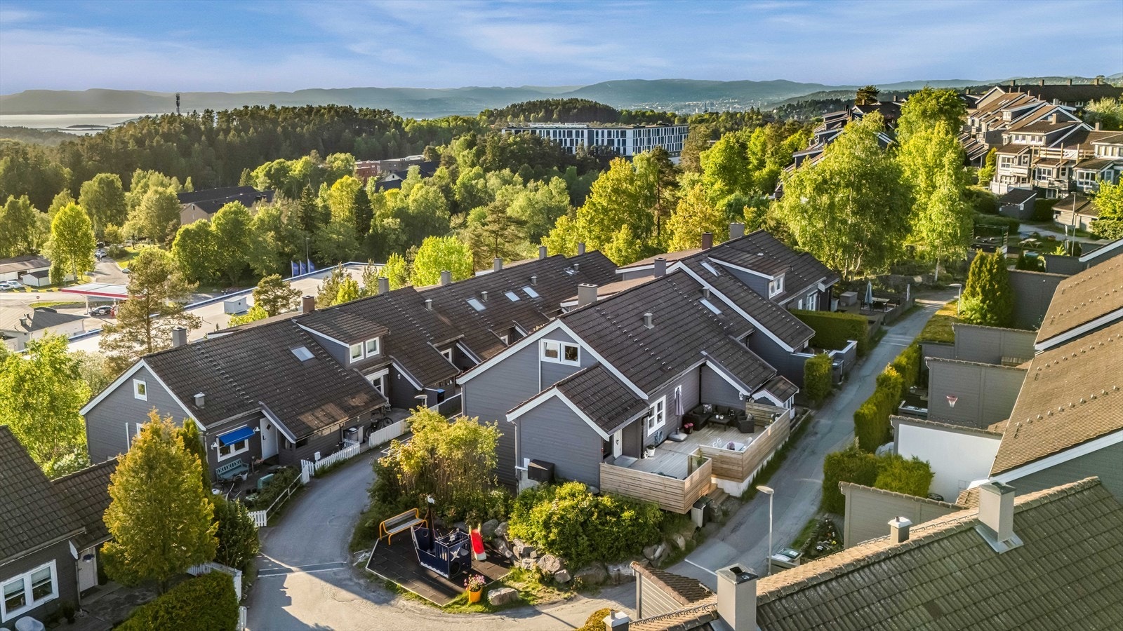 Eiendommen ligger sentralt til på populære Toppåsen, et av bydelens mest attraktive og barnevennlige boligområder, med kort vei til både Oslo og Kolbotn sentrum. Galleribilde