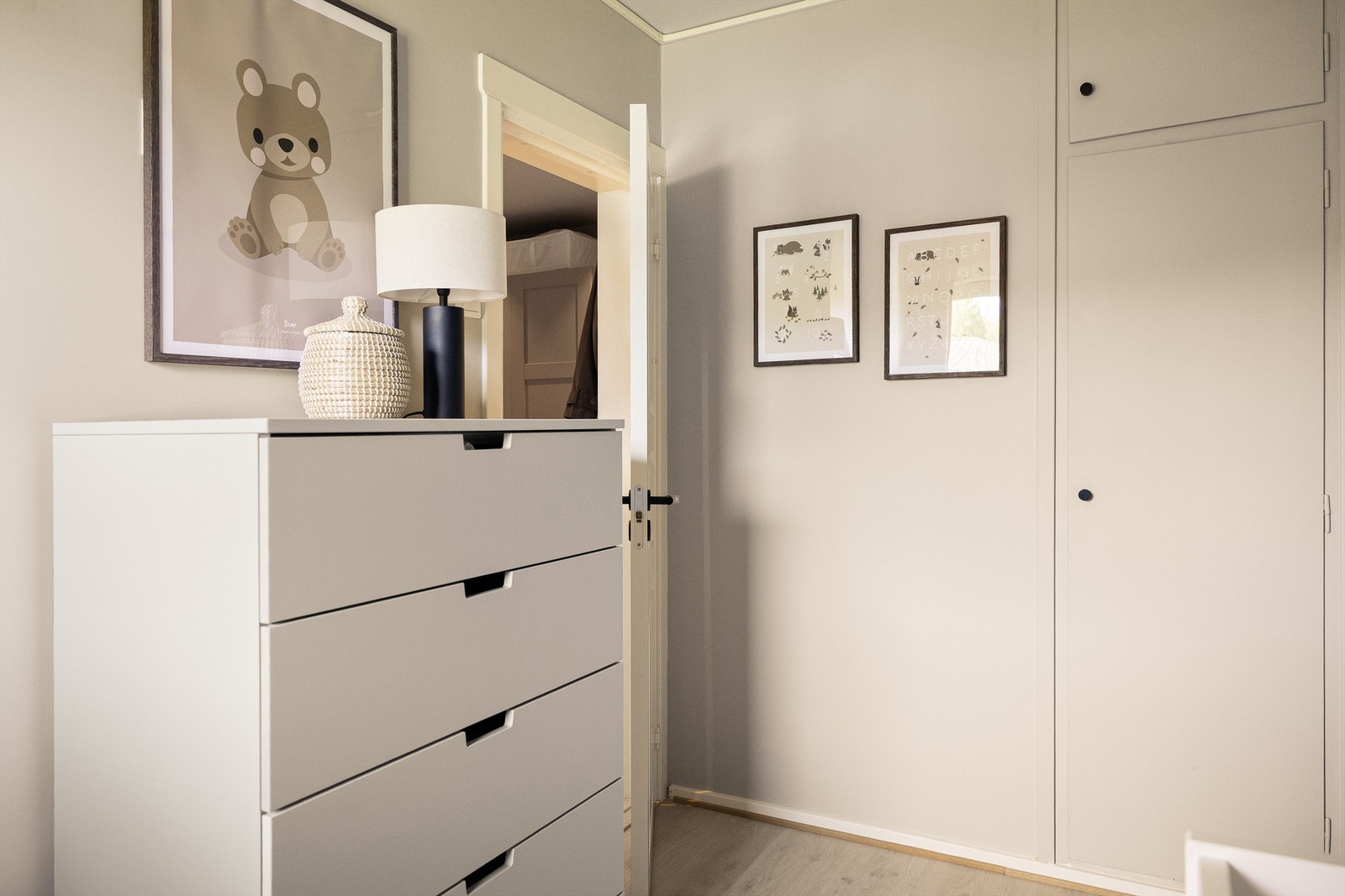 Rommet har plass til seng og kommode, og er adskilt fra den sosiale sonen. Galleribilde