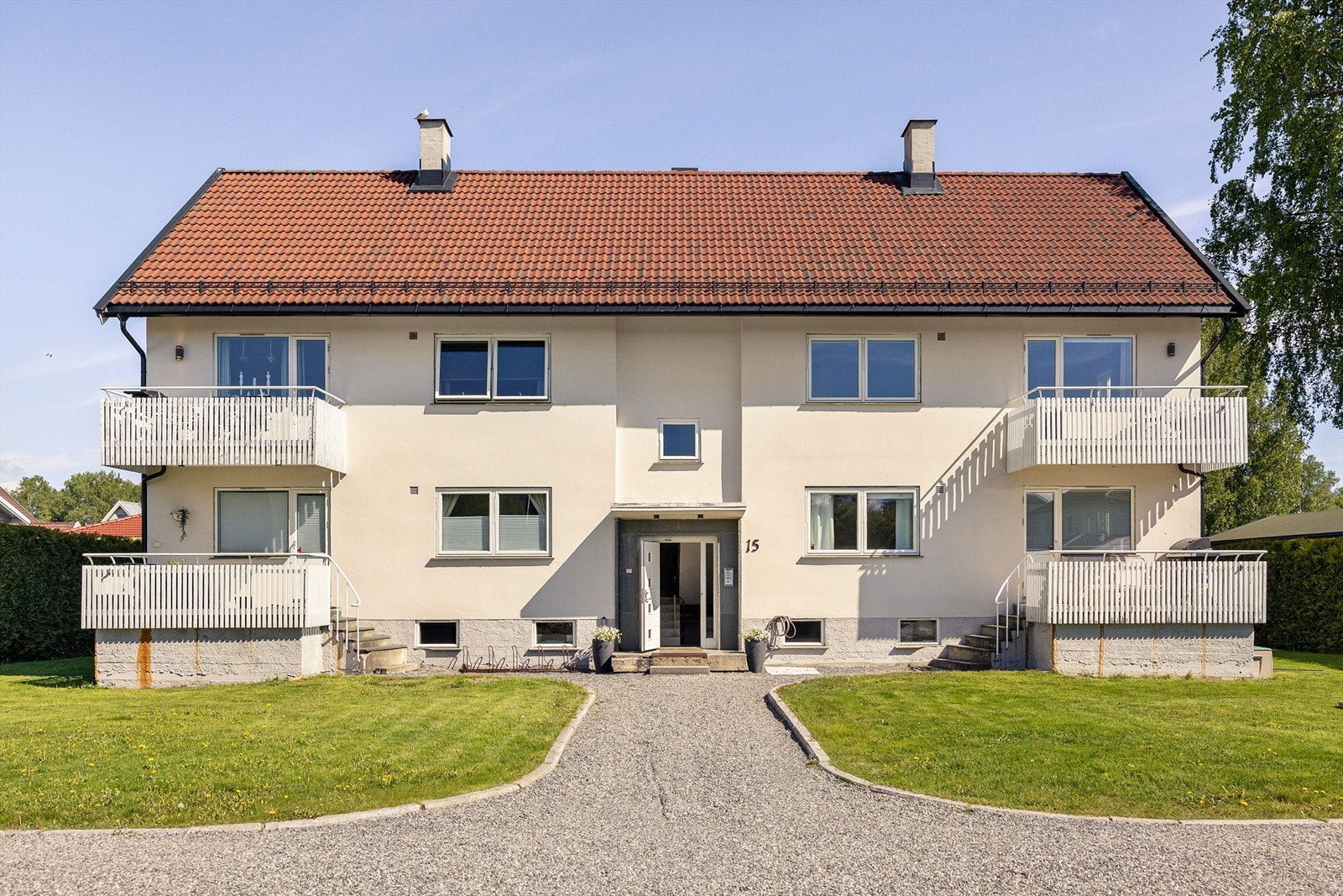 Bygget er fra 1952 og er en del av et lite sameie med kun fire boligseksjoner. Galleribilde