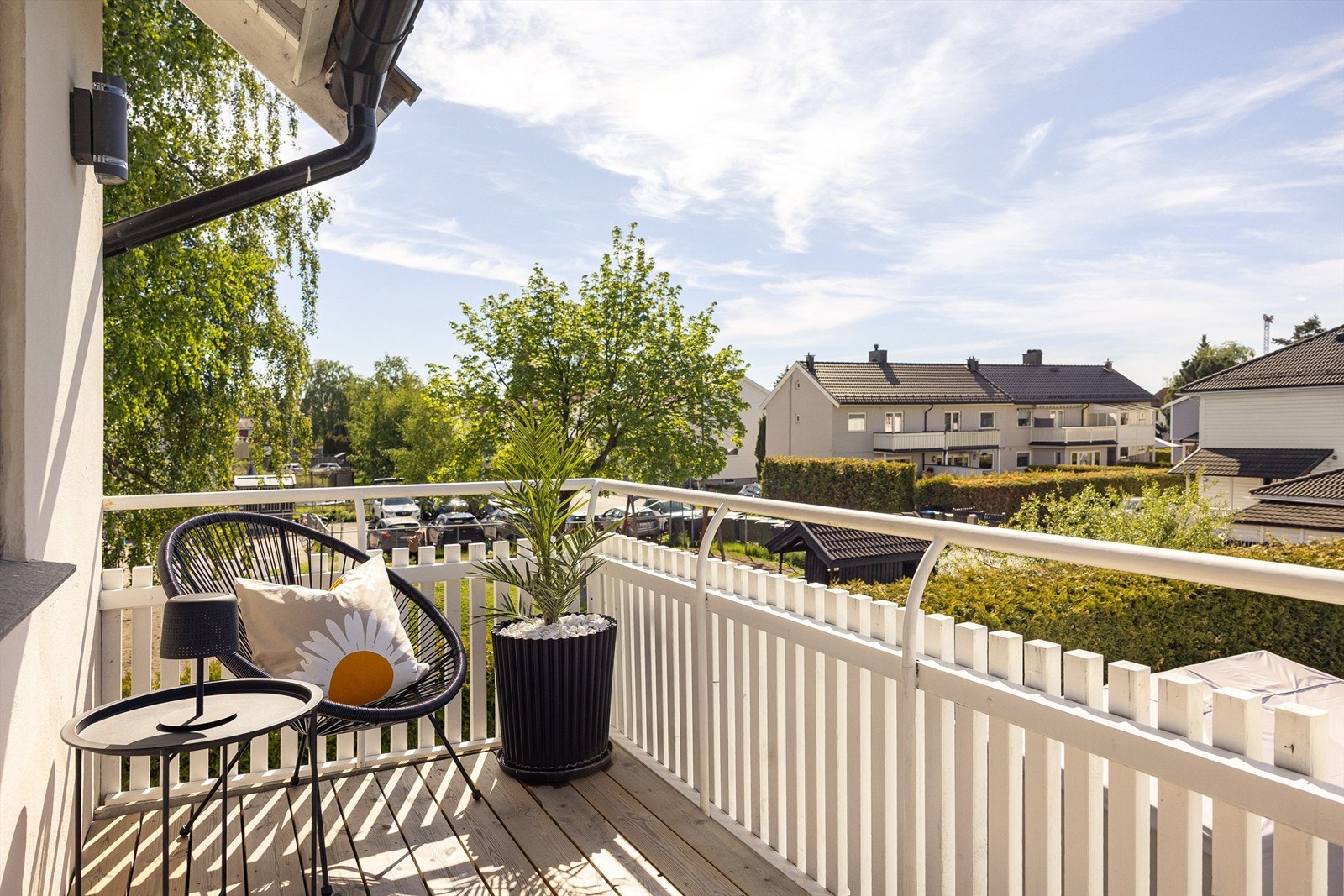 Fra stuen er det utgang til en sørvendt balkong med plass til en sittegruppe. Herlige solforhold med lite innsyn. Galleribilde