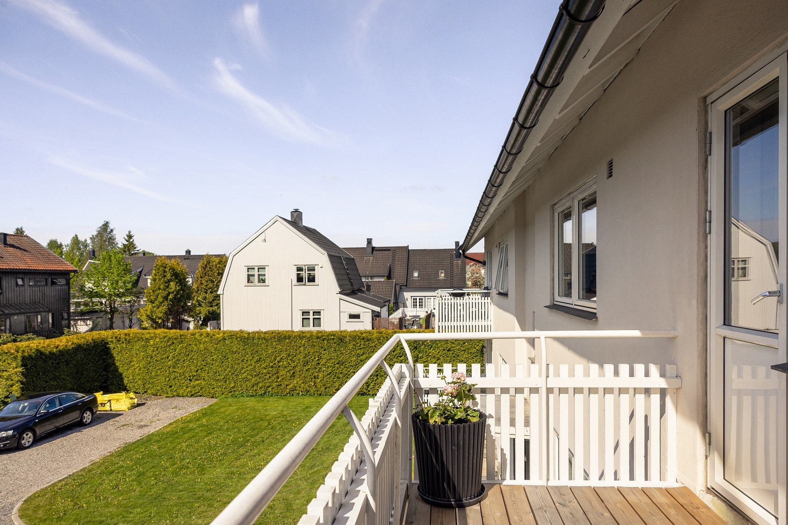 Fra stuen er det utgang til en sørvendt balkong med plass til en sittegruppe. Galleribilde