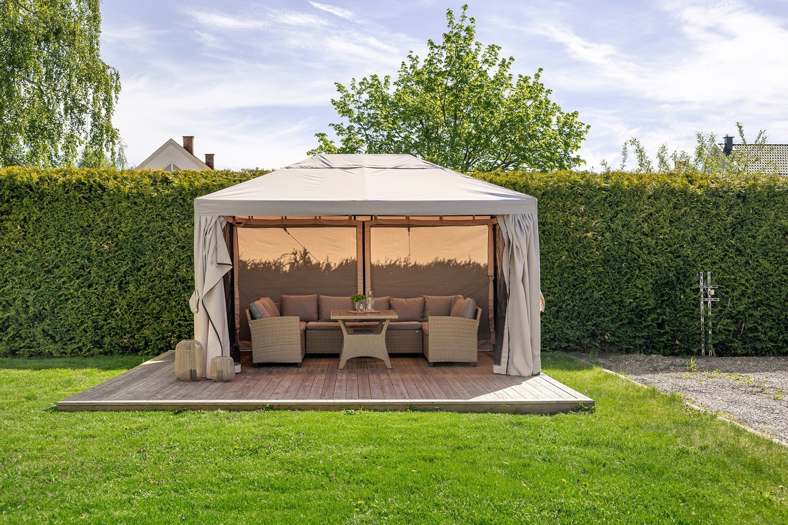 I hagen er det en felles paviljong med sittegruppe til glede for beboerne. Galleribilde