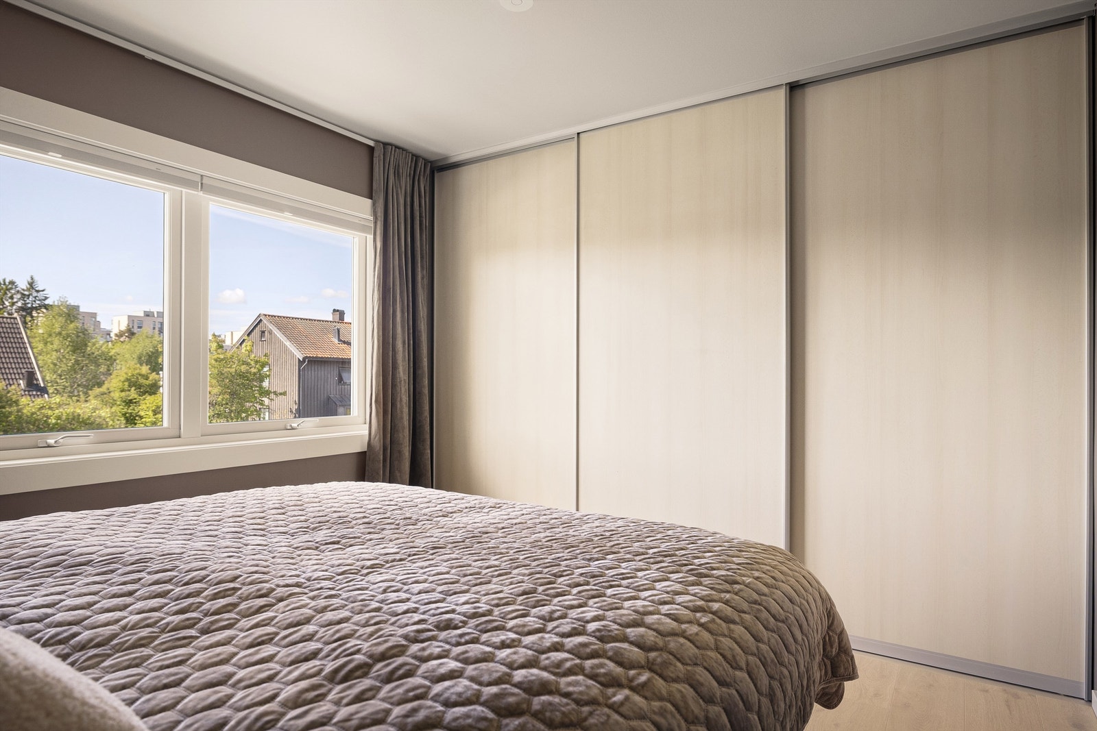 En romslig skyvedørsgarderobe gir rikelig med oppbevaringsplass. Galleribilde