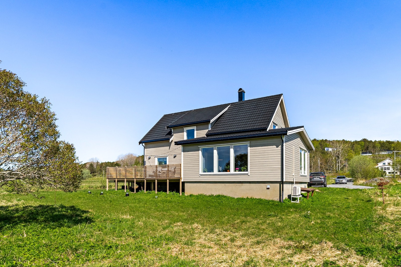 Hele huset fikk liggende bordkledning og etterisolert i 2017, og taket er tekket med Decra steinbelagte stålplater fra 2019. Galleribilde