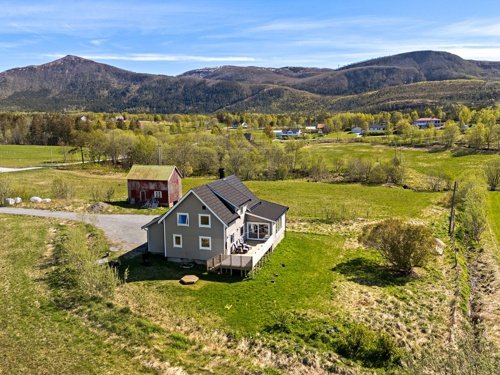 Eiendommen ligger fritt og landlig til på en flat tomt, omkranset av dyrket mark. Galleribilde