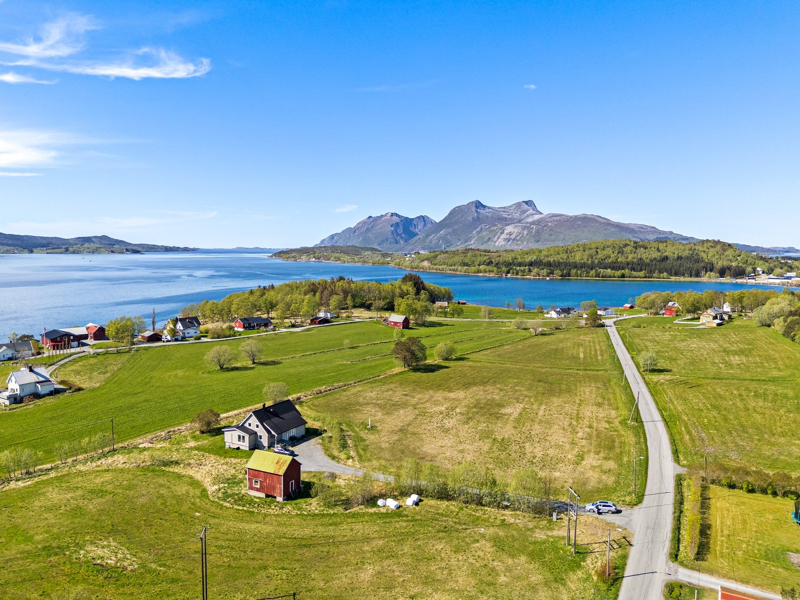 For barnefamilier er det praktisk med Halsa barnehage og Halsa skole innenfor ca. 2,5 km. Galleribilde