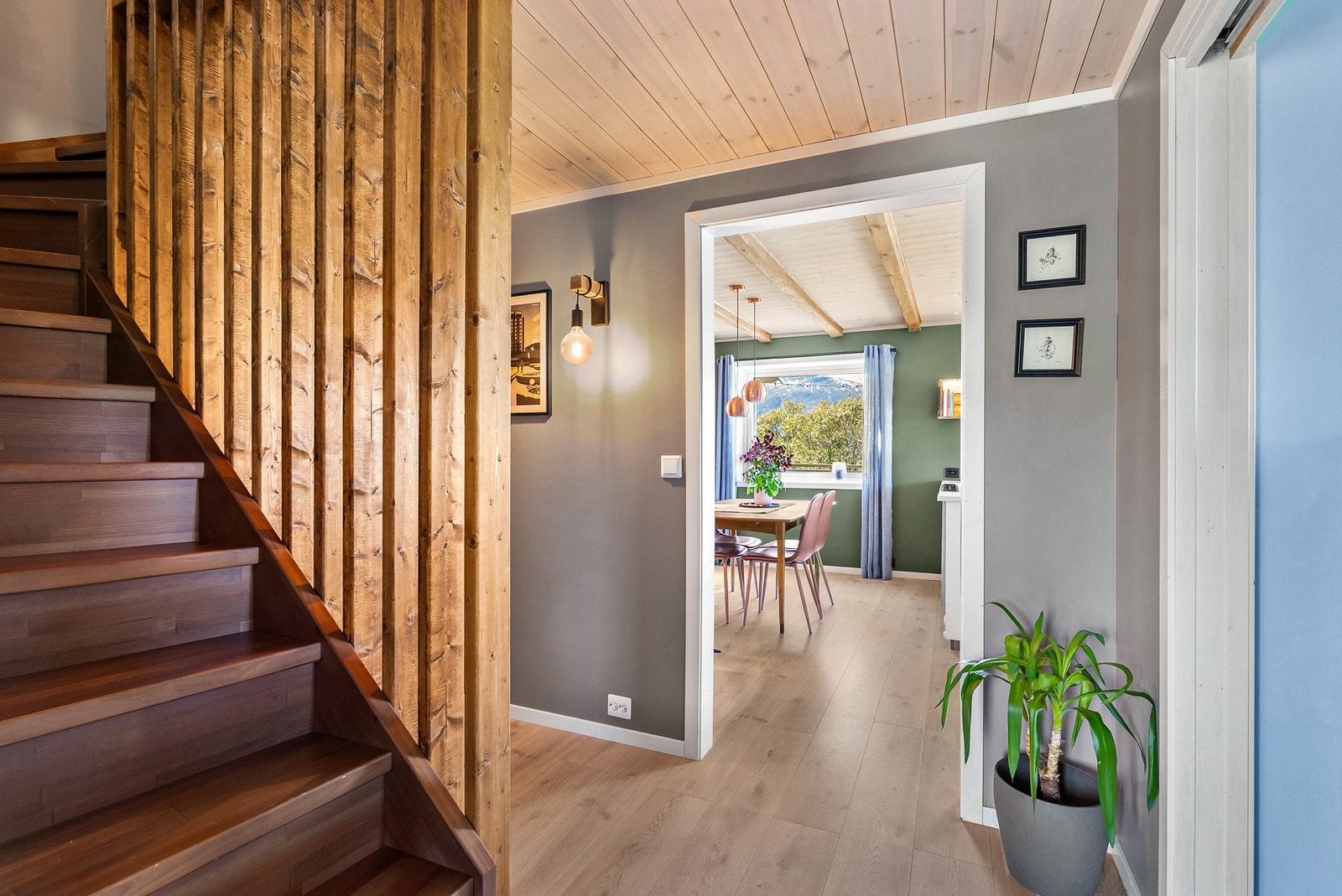 En ny, beiset tretrapp med tette opptrinn fra 2019 leder opp til andre etasje. Galleribilde