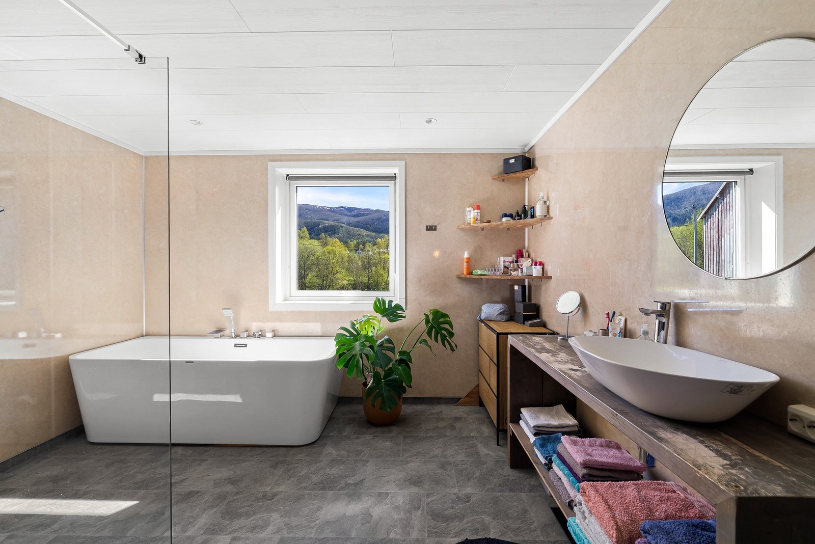 Badet er fra 2019 og har termostatstyrt gulvvarme, badekar og en romslig dusjnisje. Galleribilde
