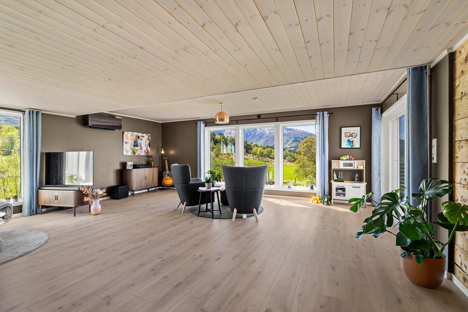 Store vindusflater gir rikelig med lys og rammer inn utsikten over det omkringliggende landskapet. Galleribilde