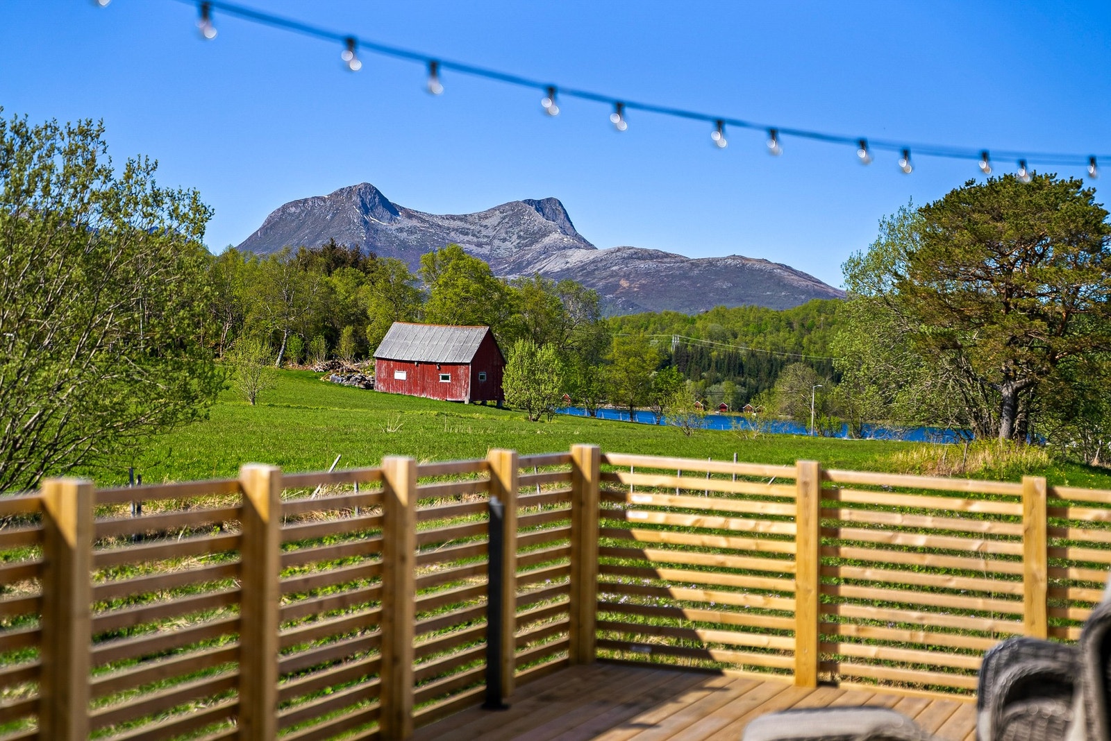 På tomten står også en eldre fjøsbygning som i dag benyttes til bod og oppbevaring. Galleribilde