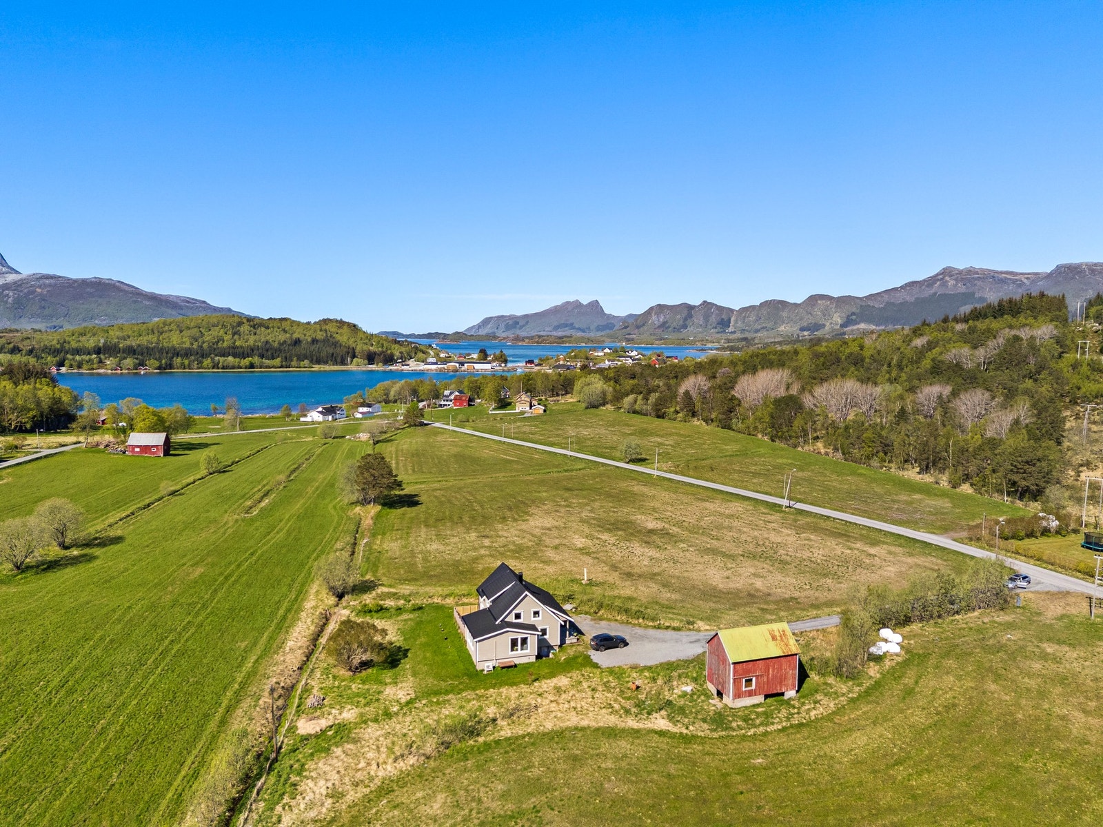 Det er kort vei til dagligvarehandel, som ligger ca. 1,2 km unna. Galleribilde