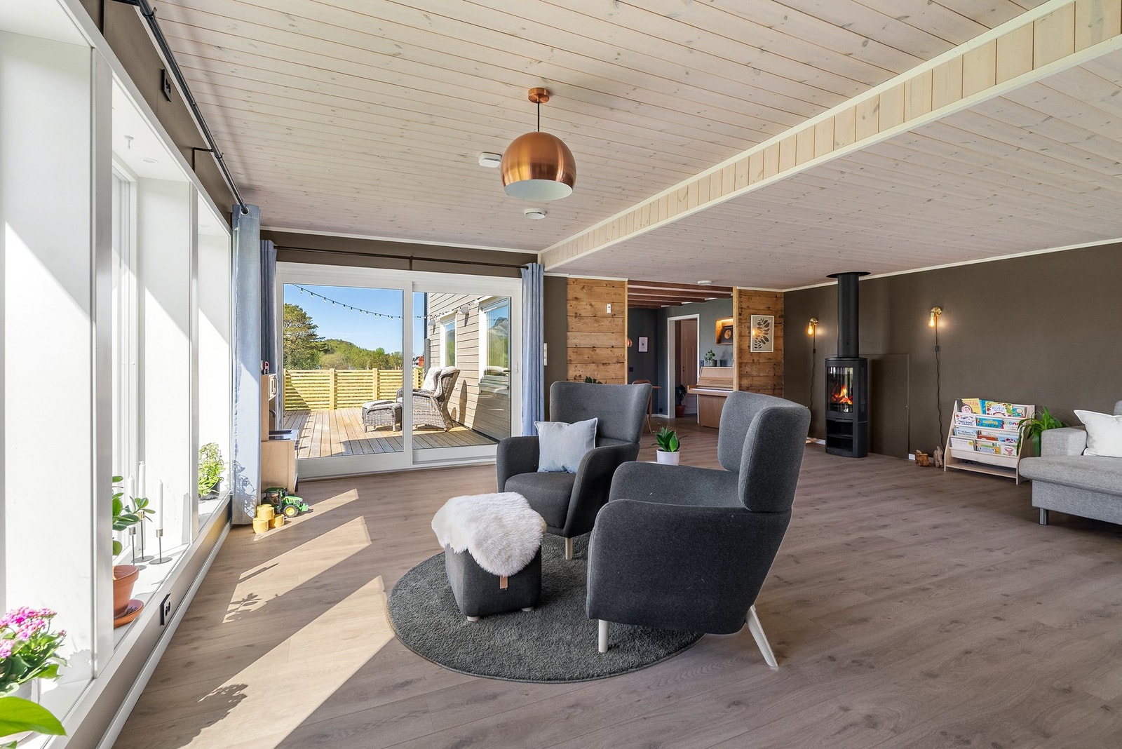 Fra stuen er det utgang til en ny, sørvestvendt balkong via en malt skyvedør. Galleribilde