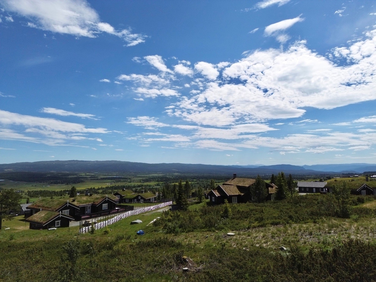 Fra hyttene er det nydelig utsikt utover Nystølfjellet og nedover dalføret. Galleribilde