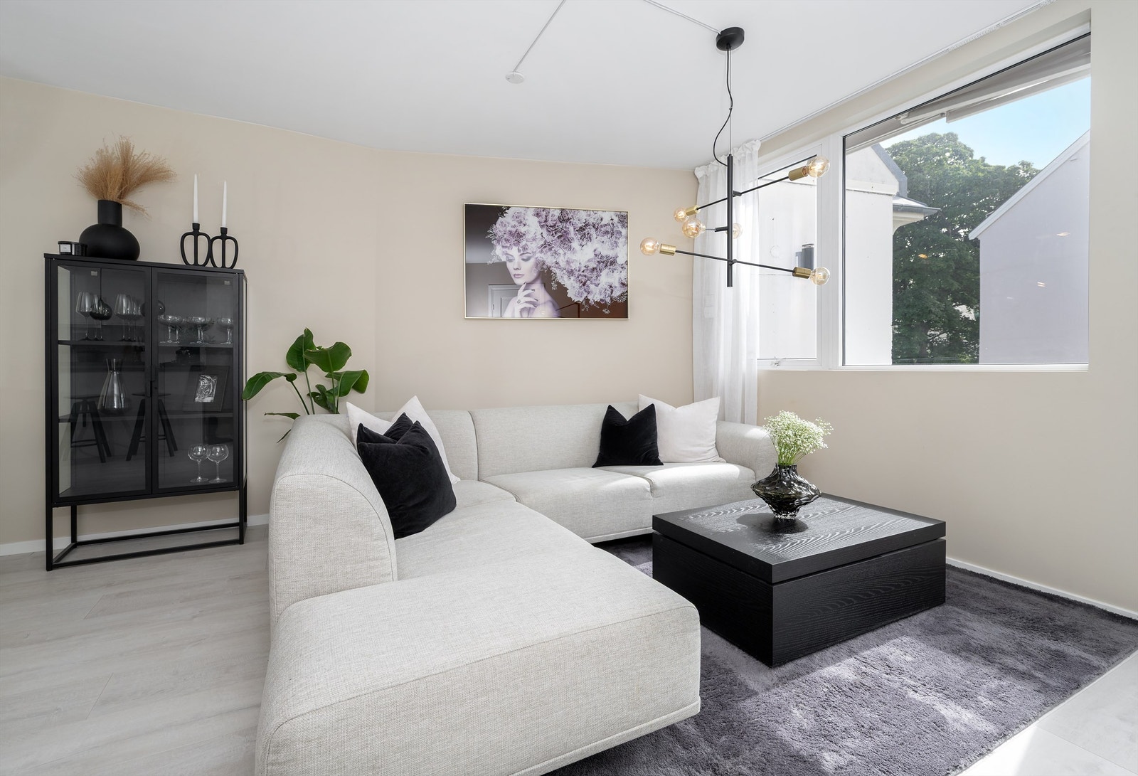 Ved utgangen til balkong er det etablert et trivelig tv-hjørne. Her er det god plass til sofa og bord, samt vitrineskap. Den store vindusflaten, sammen med balkongdør gir godt med naturlig lysinnslipp Galleribilde