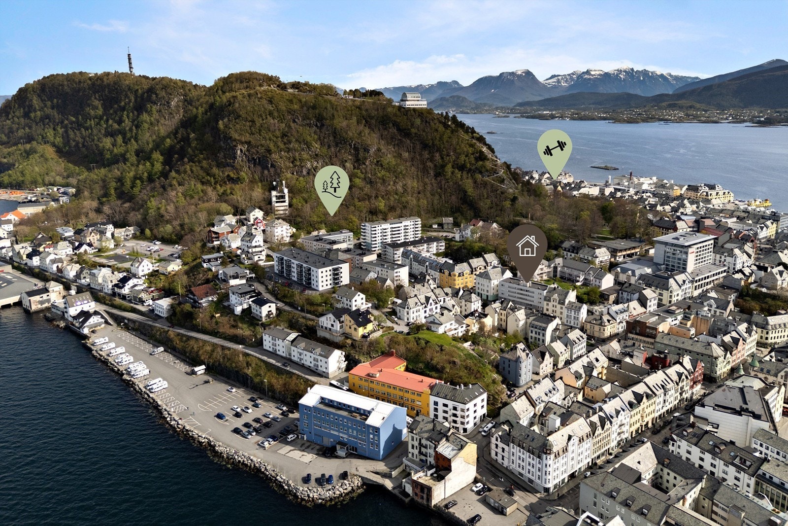 Turstien Borgernes veg, er en fin kombinasjon med en tur opp Byfjellet og til Fjellstua med trappene ned igjen til Byparken. Fra eiendommen er det kun 2 minutter til nærmeste dagligvarebutikk, som og er søndagsåpen Galleribilde