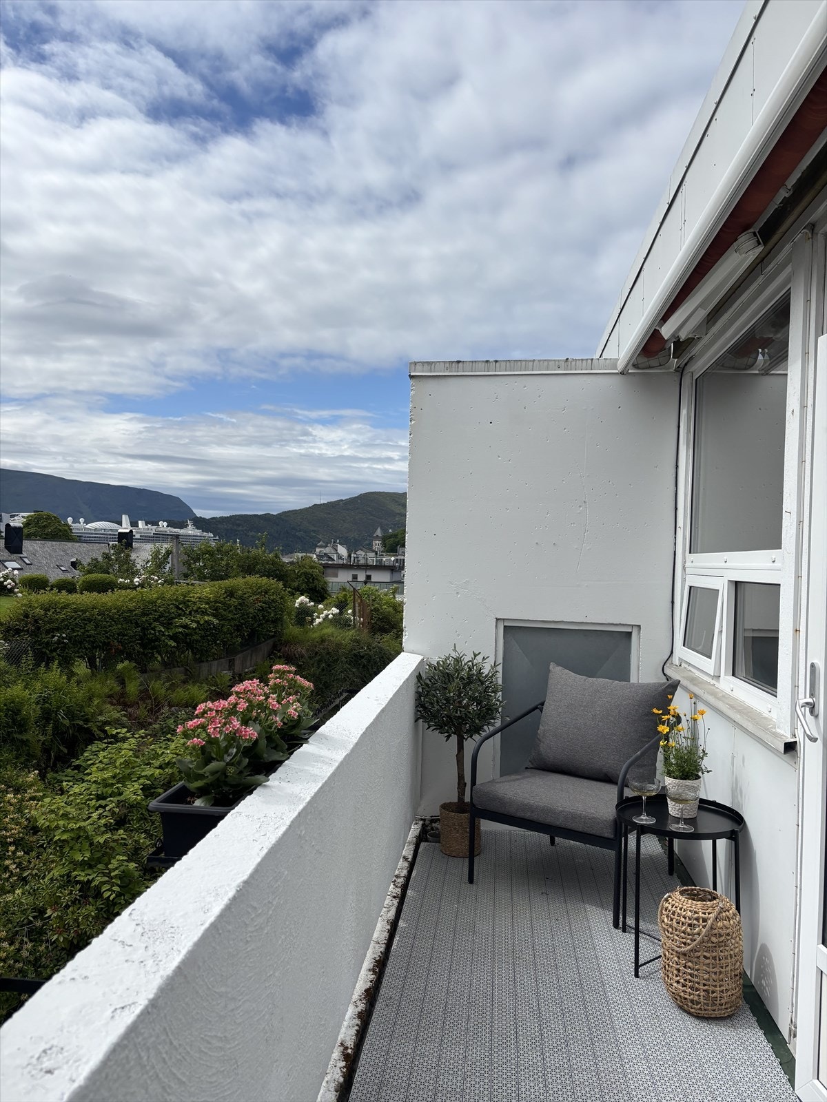 I følge selger sol fra ca 08:00 - 17:00 på balkongen. Selger opplyser og at det er usikkert om markisen fungerer optimalt Galleribilde