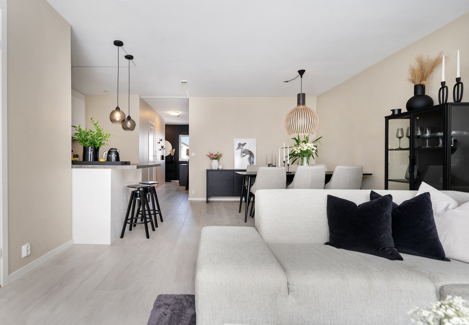 Veggflater er malt i en behagelig og moderne beigetone. Gulvflater er belagt med laminat og innvendig tak er av malt betong Galleribilde
