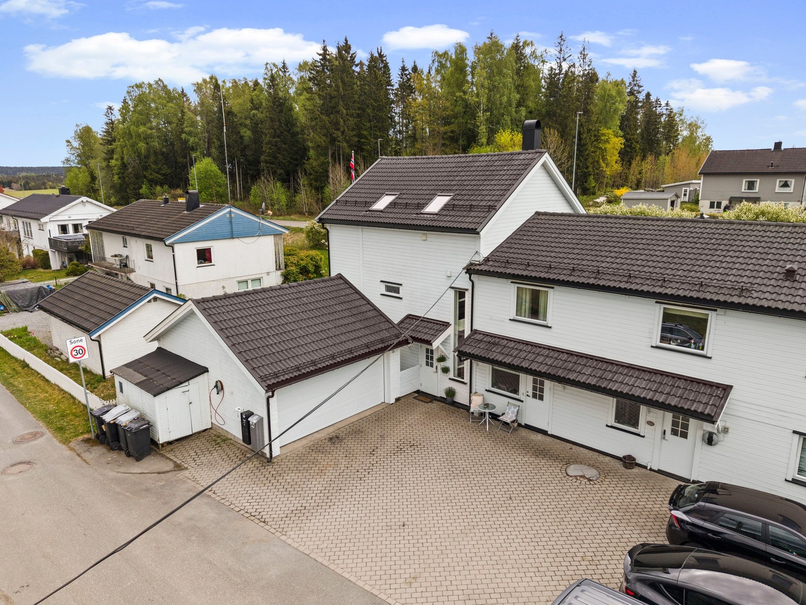 Her bor man i rolige og etablerte omgivelser med kort vei til sentrum. Galleribilde