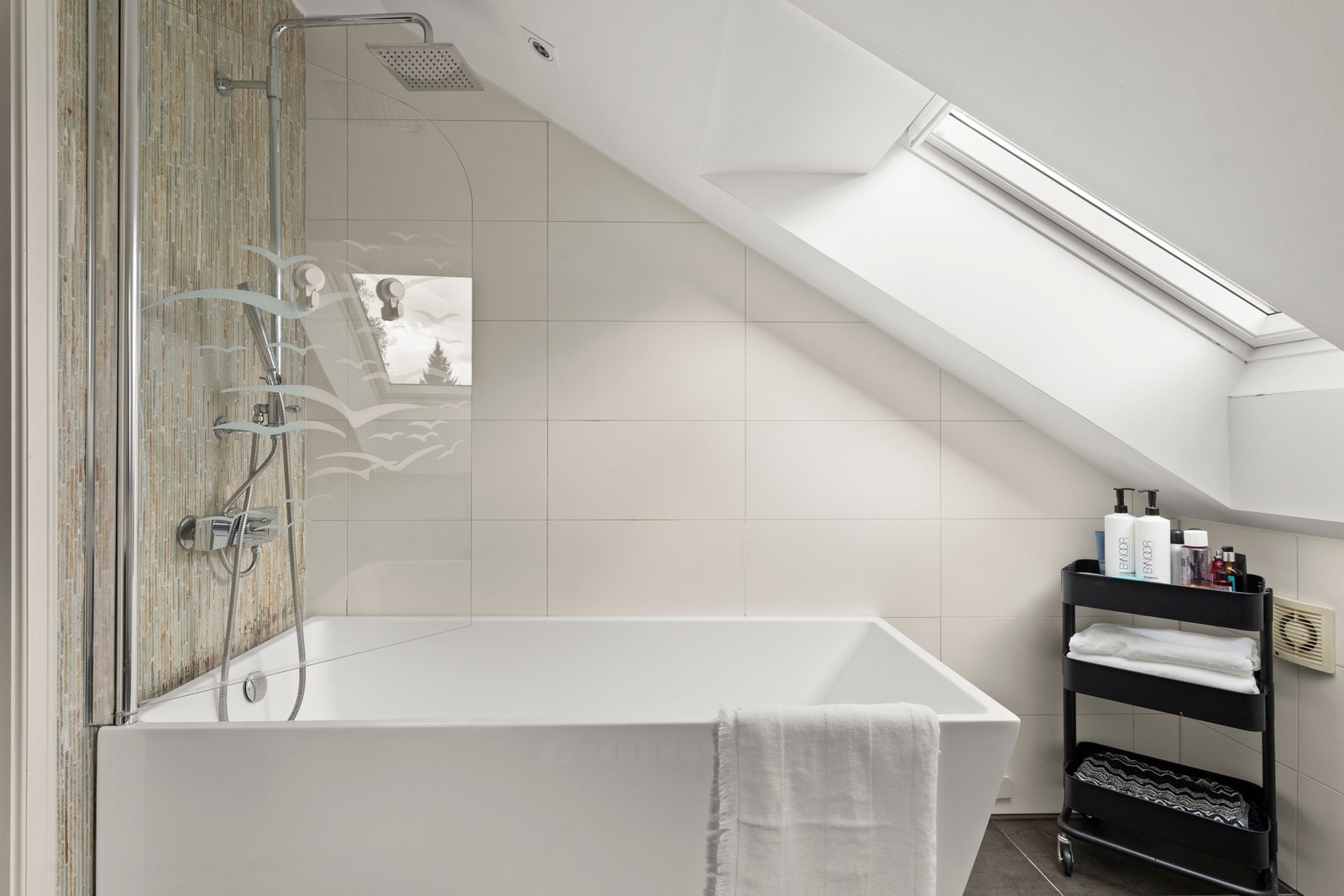 Badet er utstyrt med både badekar og dusjløsning med regnfallsdusj. Galleribilde
