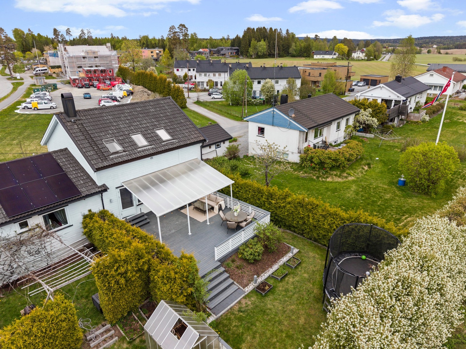 Eiendommen har gode solforhold og flotte uteplasser for hele familien. Galleribilde