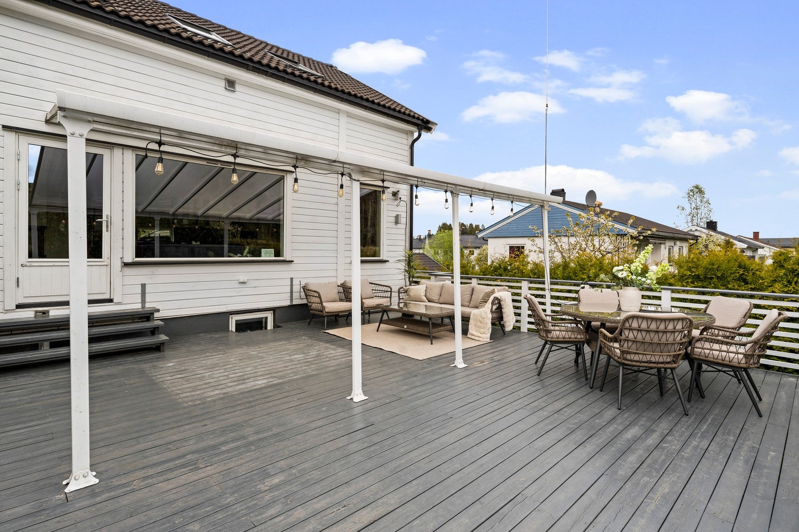Romslig terrasse og hyggelig uteområde med gode solforhold gjennom dagen. Galleribilde