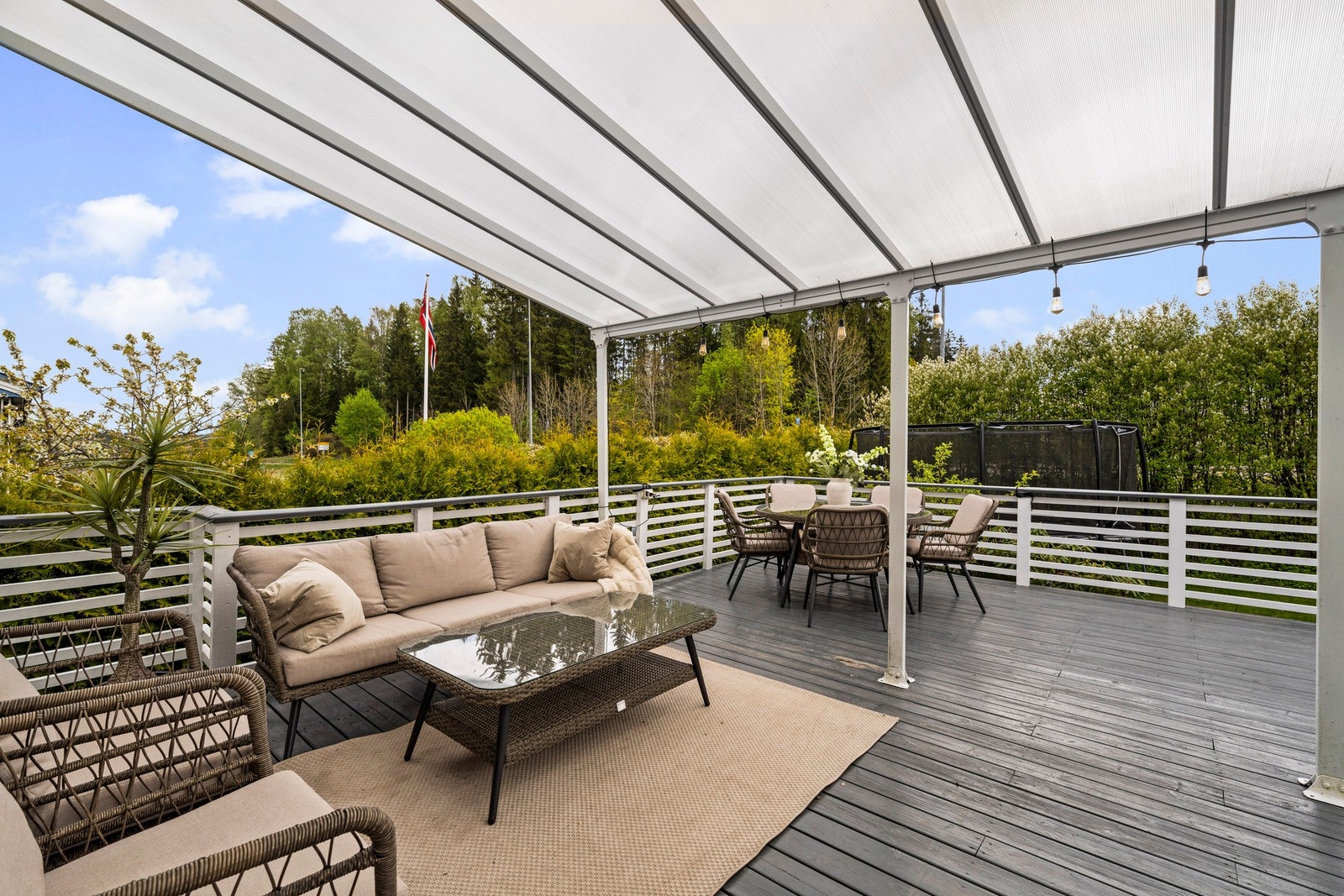 Stor terrasse med god plass til både spisegruppe og loungeområde. Galleribilde