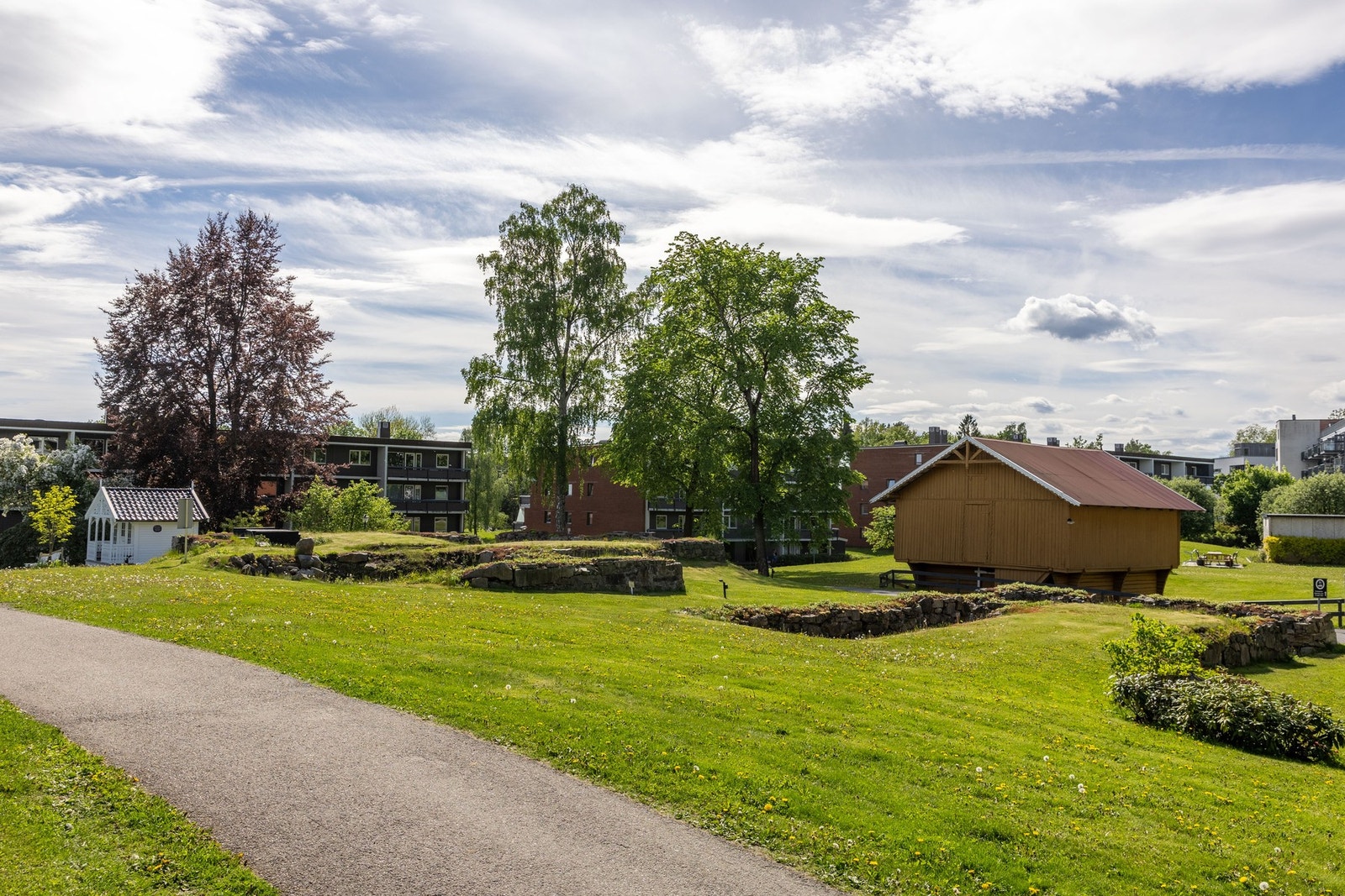 Attraktiv beliggenhet med nærhet til flotte tur- og friluftsområder rundt Lysakerelven, Ullernåsen, Mærradalen eller Sørkedalen. Galleribilde