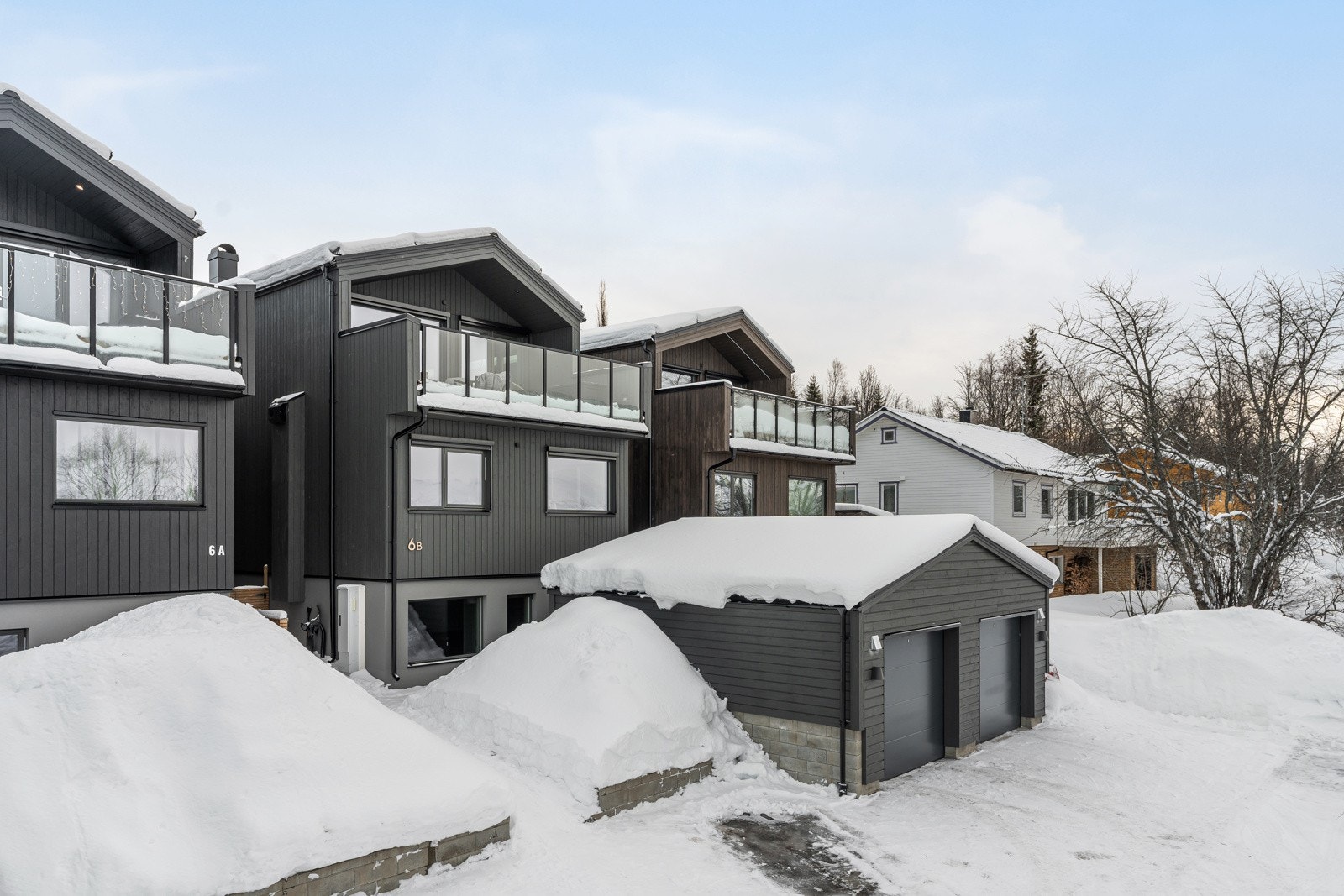 Eiendommen ligger i et veletablert og attraktiv boligområde på vestsiden av Tromsøya. Galleribilde