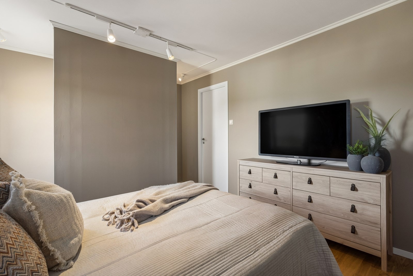 Soverommet er smart innredet med skillevegg og to innhuk, som gir en fleksibel garderobeløsning - ideelt for par som ønsker hver sin plass. Galleribilde