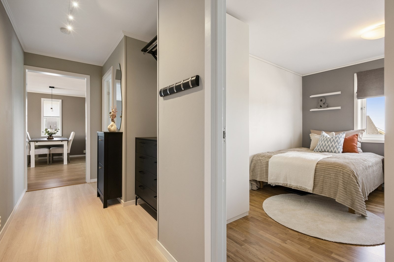Innbydende entre med god plass til garderobe. Galleribilde