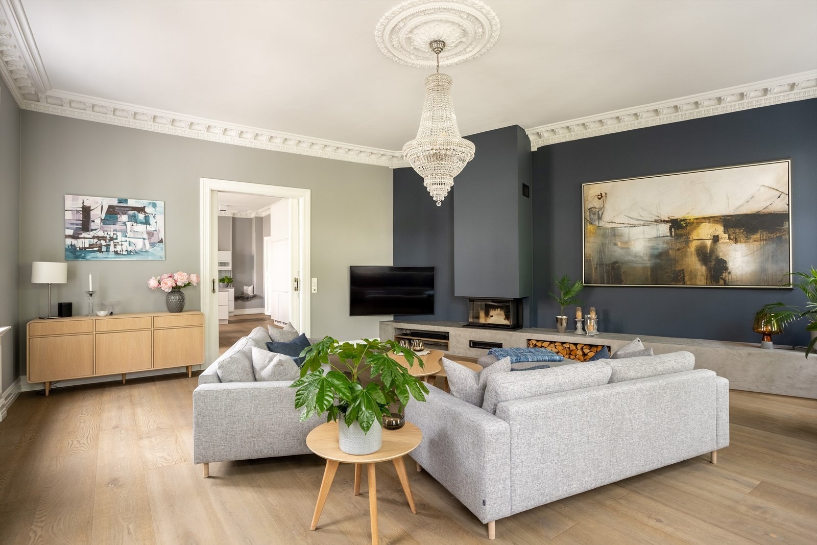 Stor og elegant stue med peis, vakre detaljer og svært gode møbleringsmuligheter Galleribilde