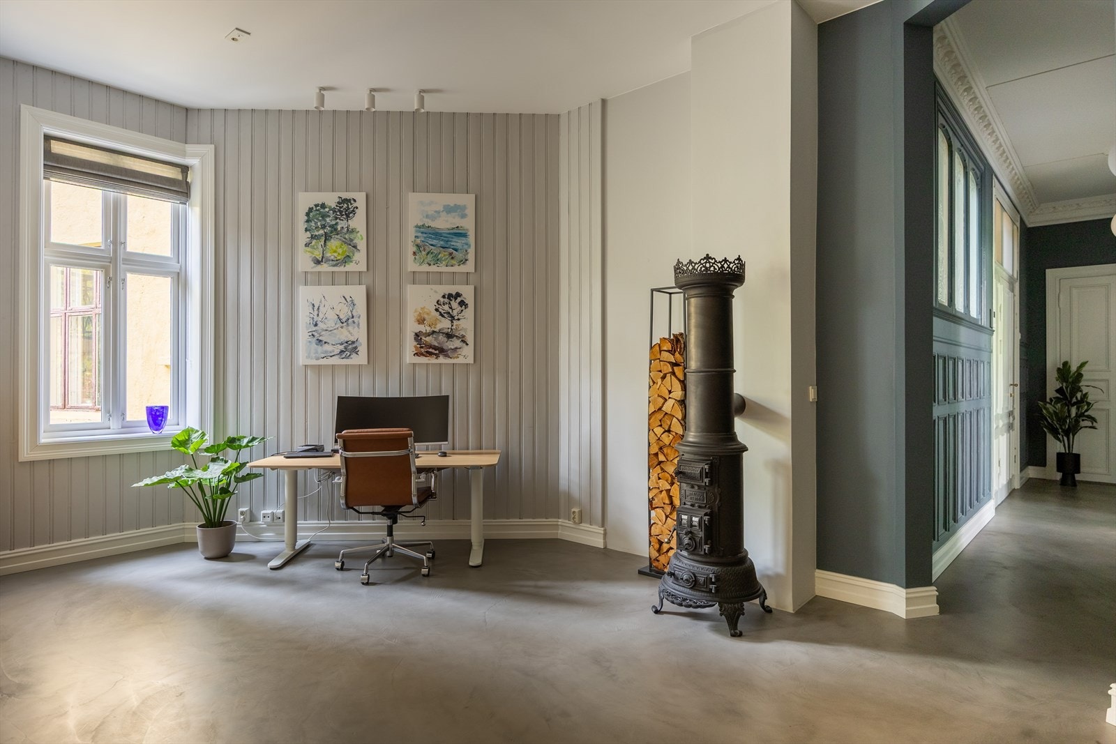 Stor og innbydende hall med elegant vedovn og fleksible innredningsmuligheter. Gulvvarmen gir lun og komfortabel atmosfære. Dette kan bli en stue Galleribilde