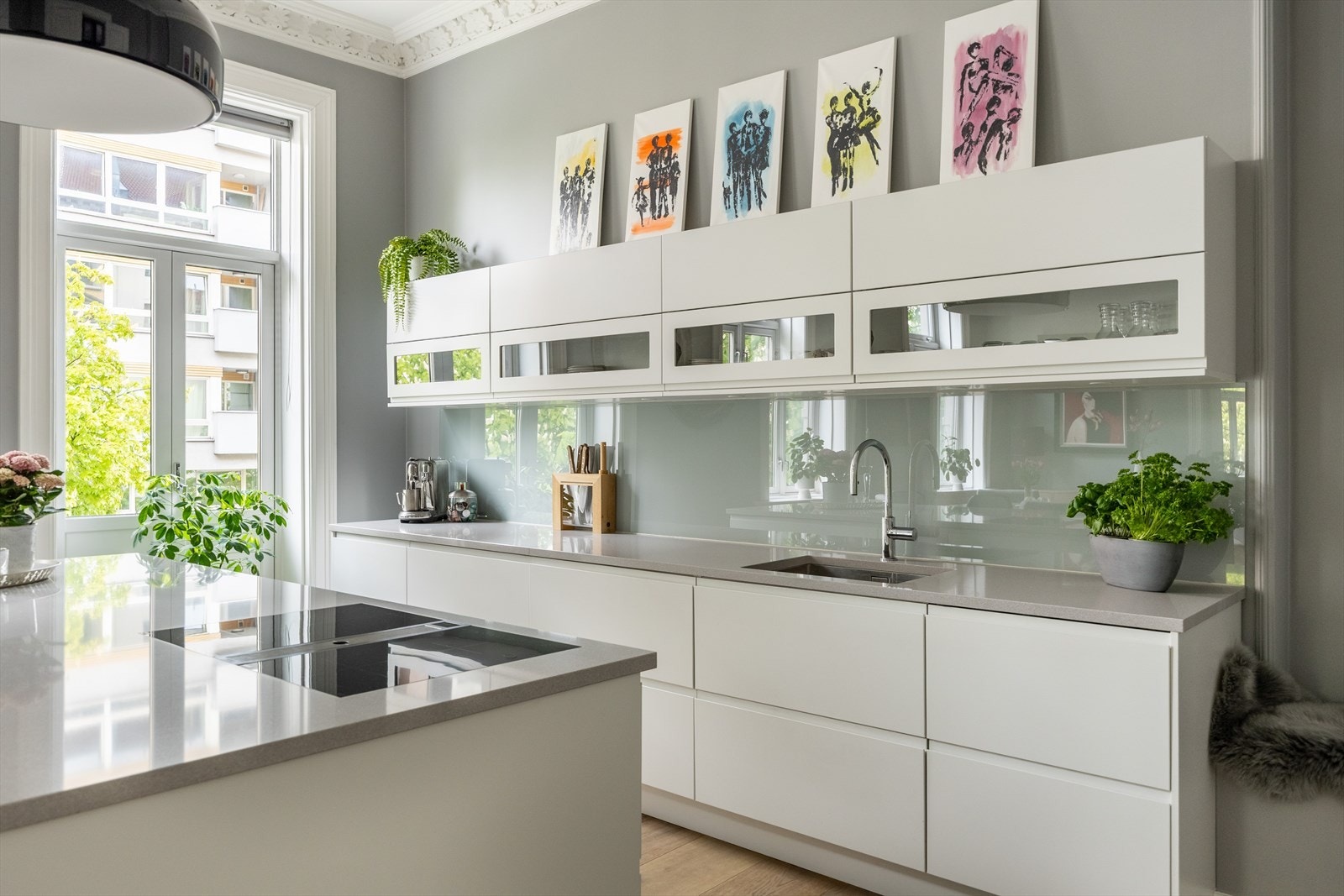 Kjøkkenet er utstyrt med steinbenkeplate og moderne platetopp med integrert ventilasjon Galleribilde