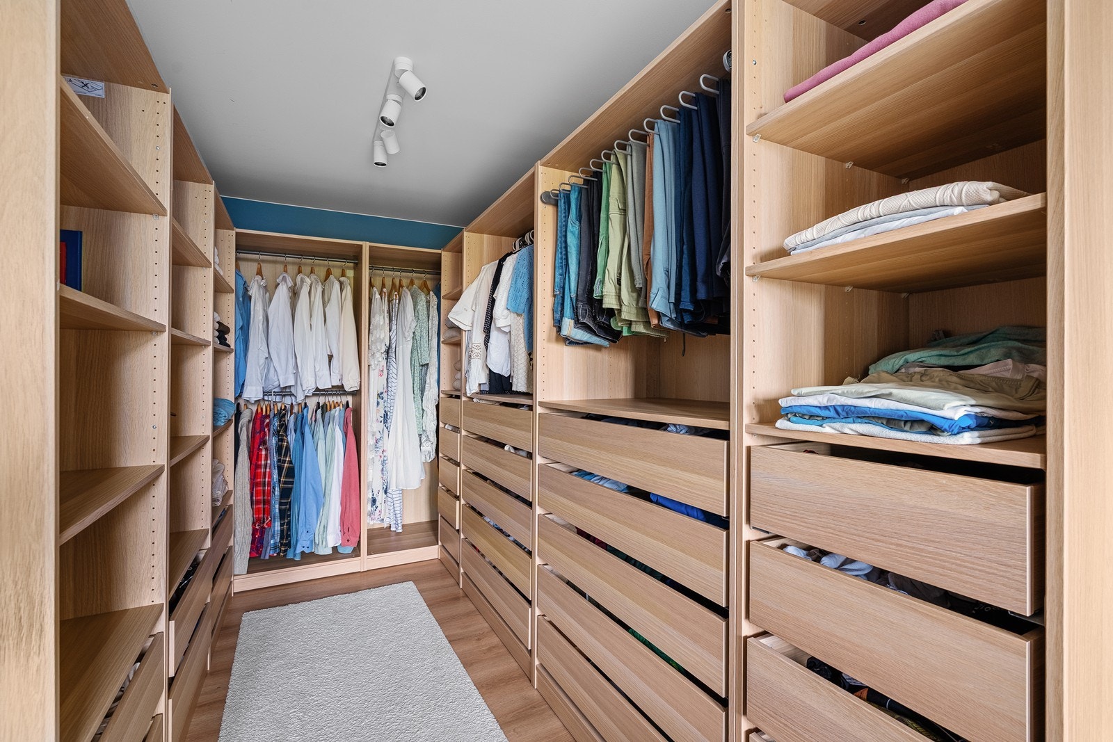 Walk in garderobe gir god oversikt og rikelig oppbevaringsplass. Galleribilde