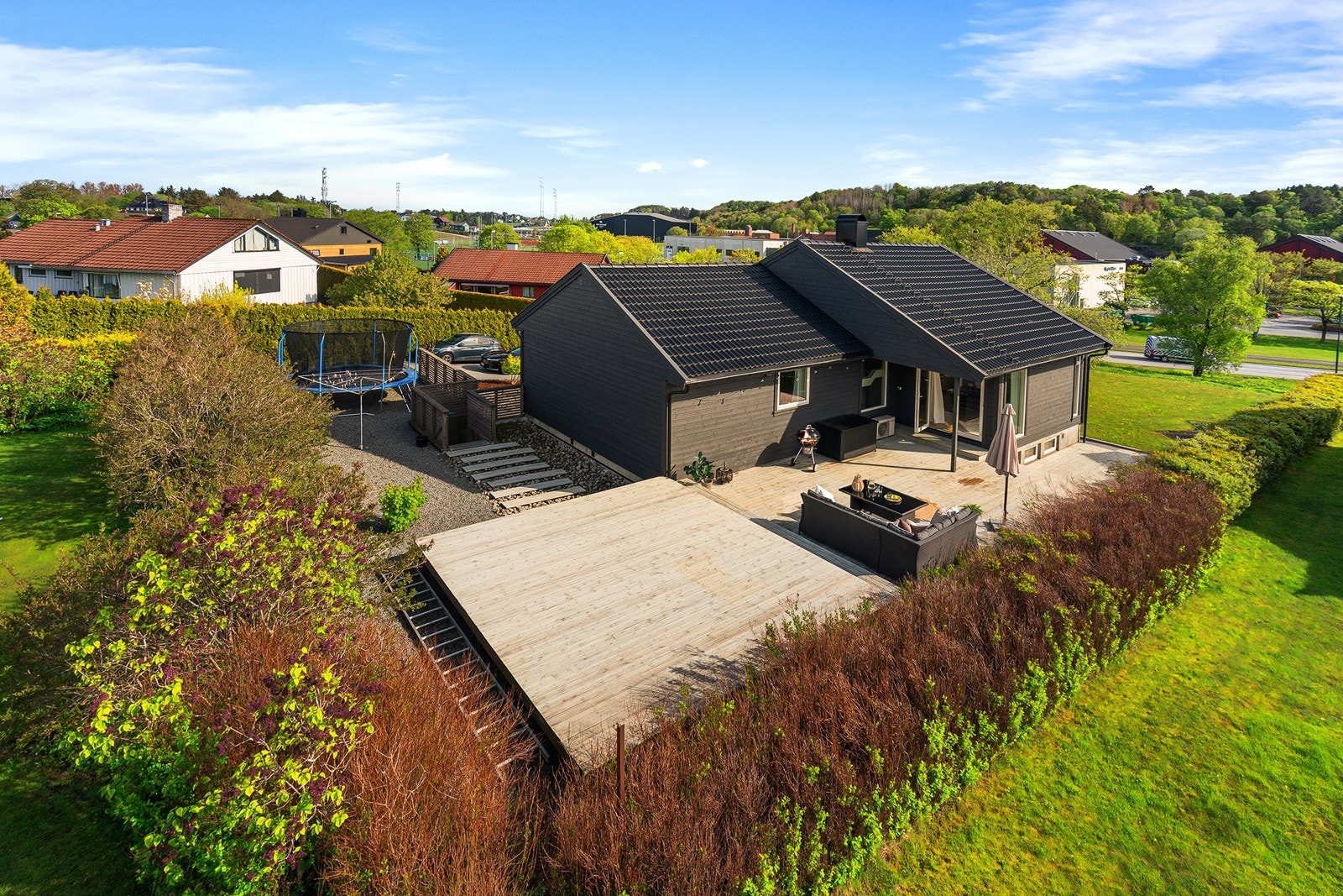 Godt utnyttet tomt med romslig terrasseplatting, hage og gårdsrom. Galleribilde