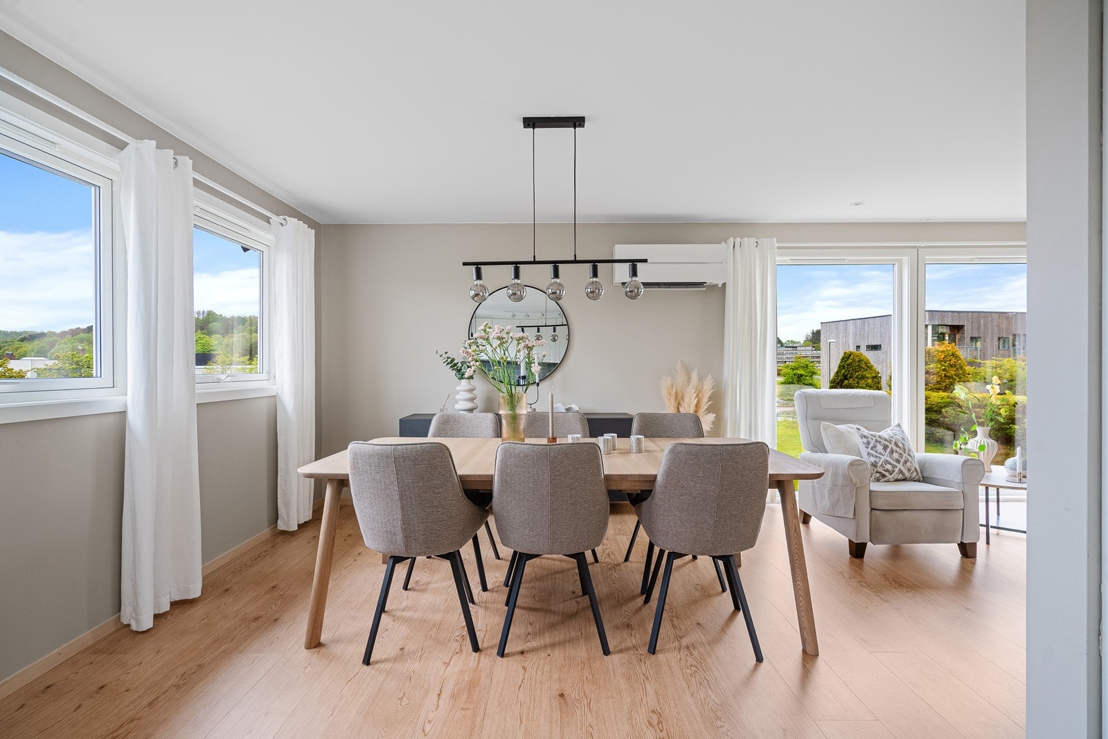 God plass til langbord - ideelt for både hverdagsmåltider og selskap. Galleribilde