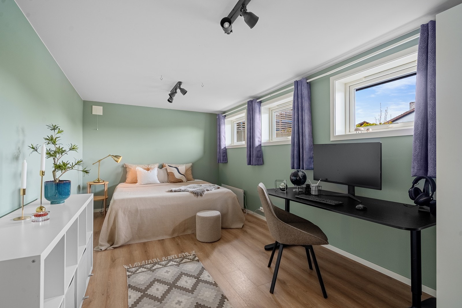 Romslig stue/soverom med plass til både seng og arbeidsplass. Galleribilde