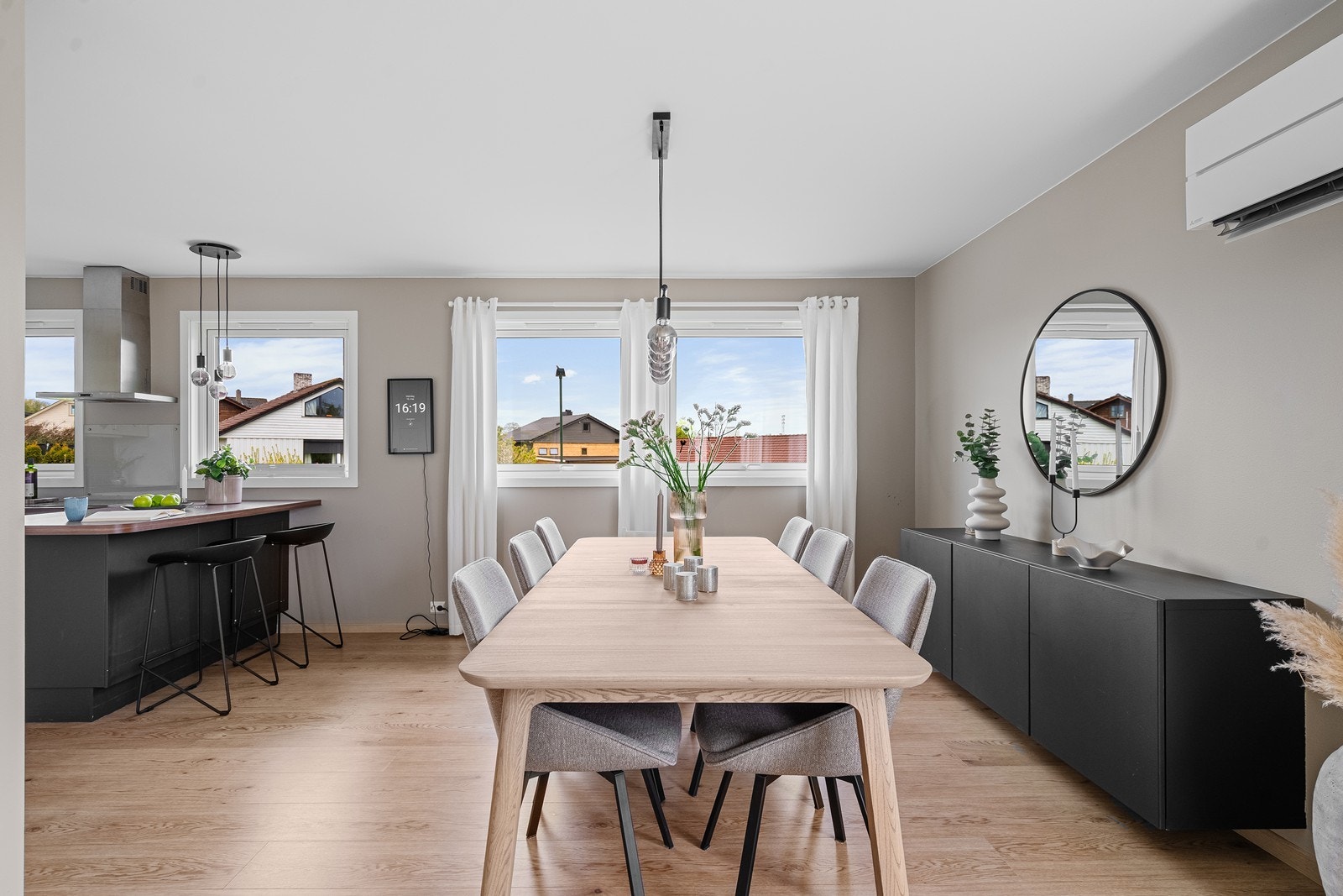 Spiseplassen ligger sentralt plassert mellom stue og kjøkken. Galleribilde