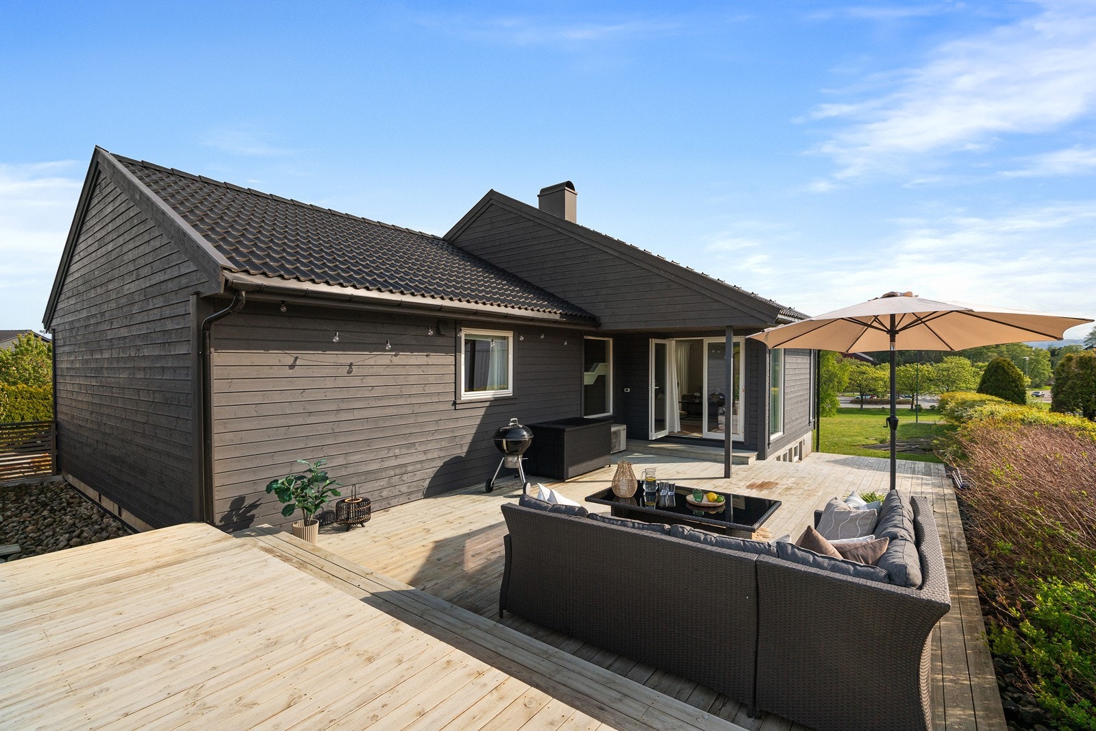 Stor terrasse med utgang fra stuen. Galleribilde