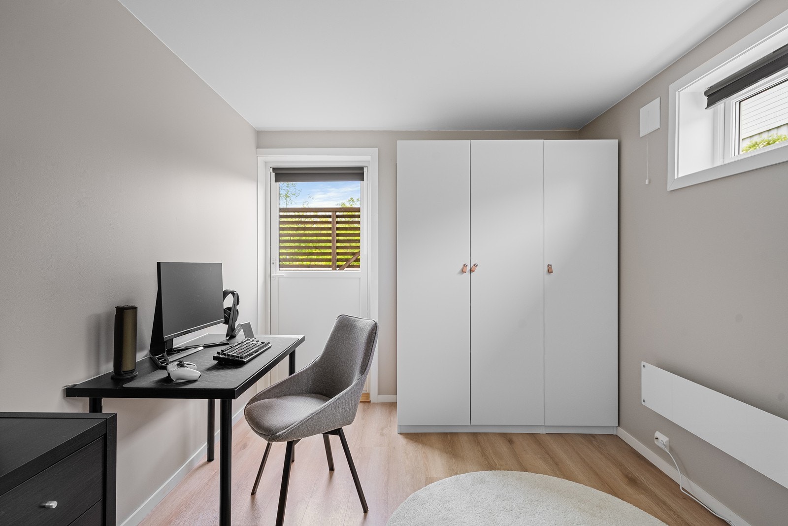 Soverommet har god garderobe og praktisk utgang til hagen via balkongdør. Galleribilde