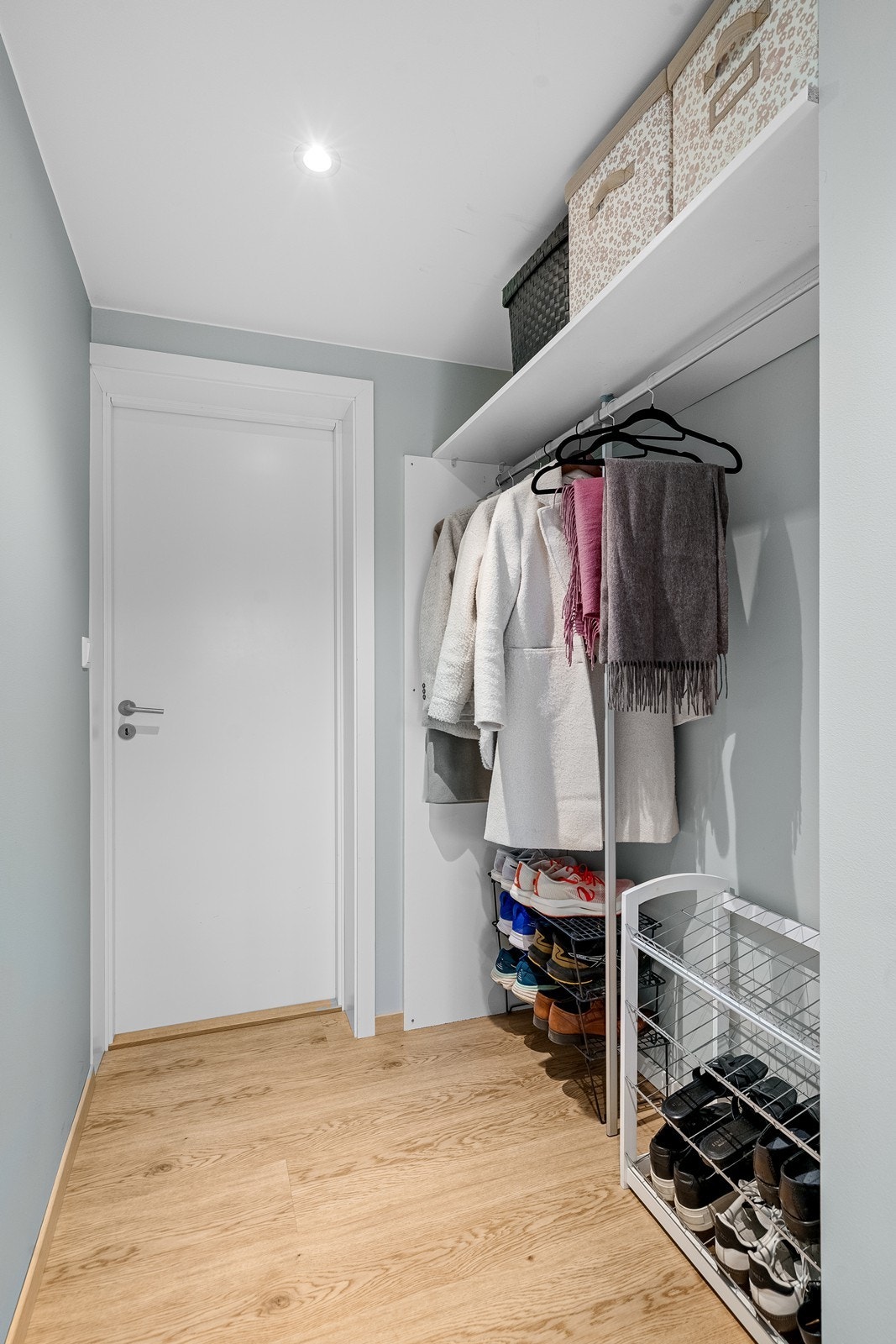 God plass til oppbevaring av yttertøy og sko. Galleribilde
