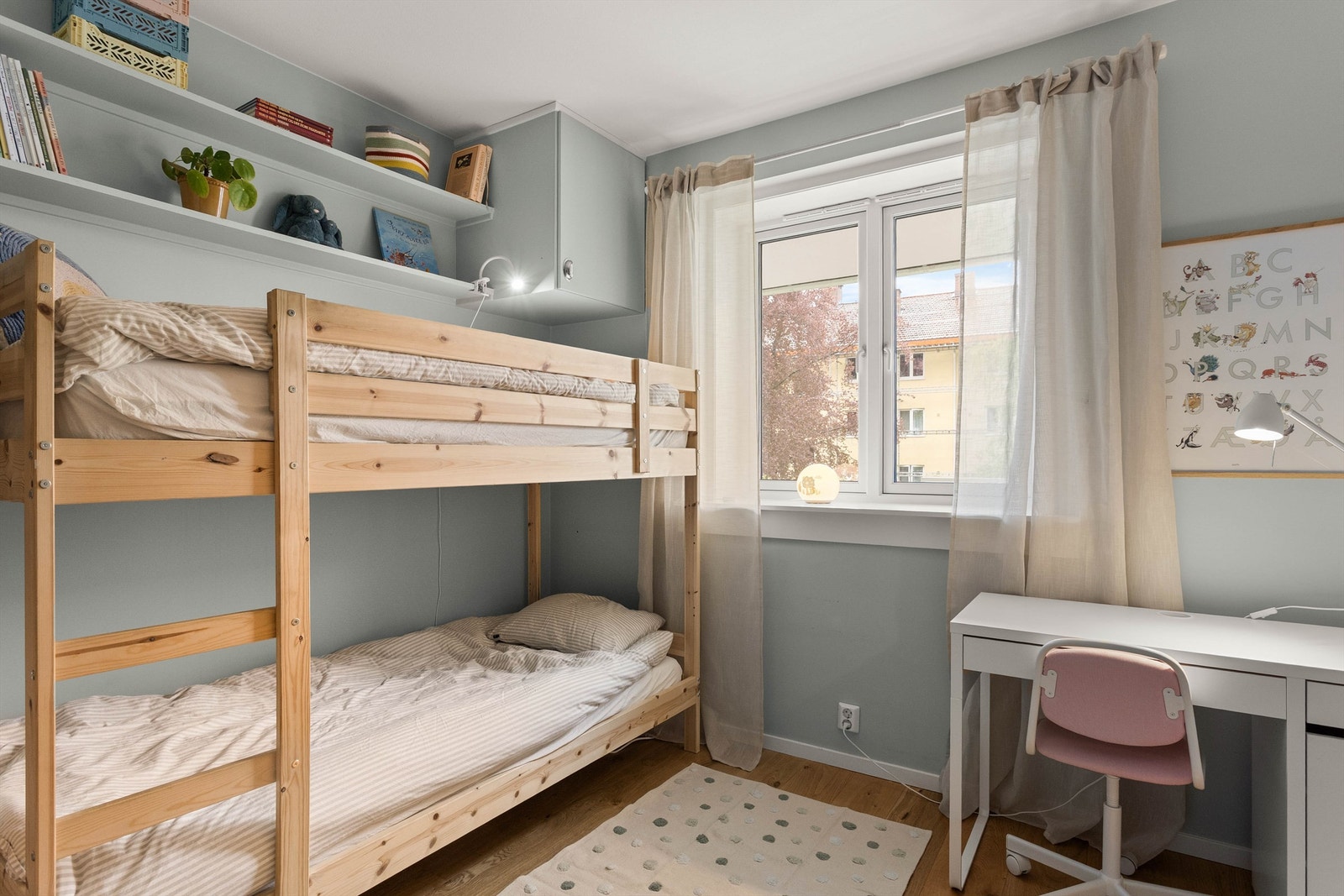 Det andre soverommet er også av god størrelse, med plass til seng, skrivepult og lek. Galleribilde