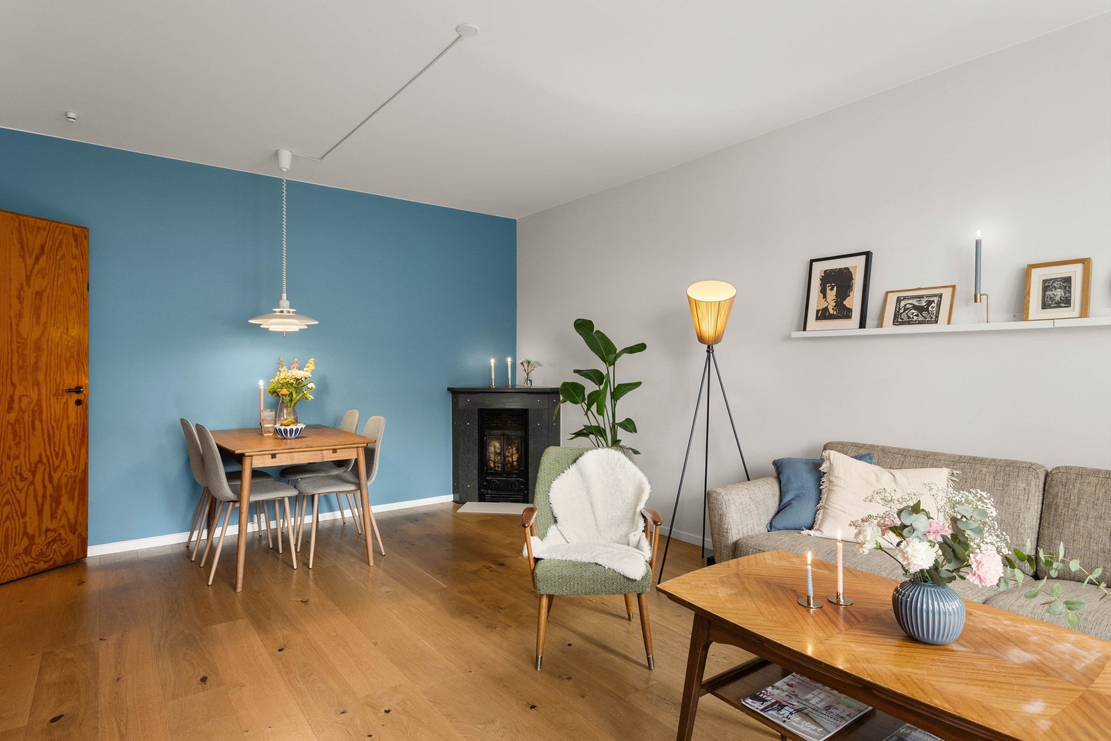 Stuen er av god størrelse med plass til å møblere i ulike soner. Galleribilde