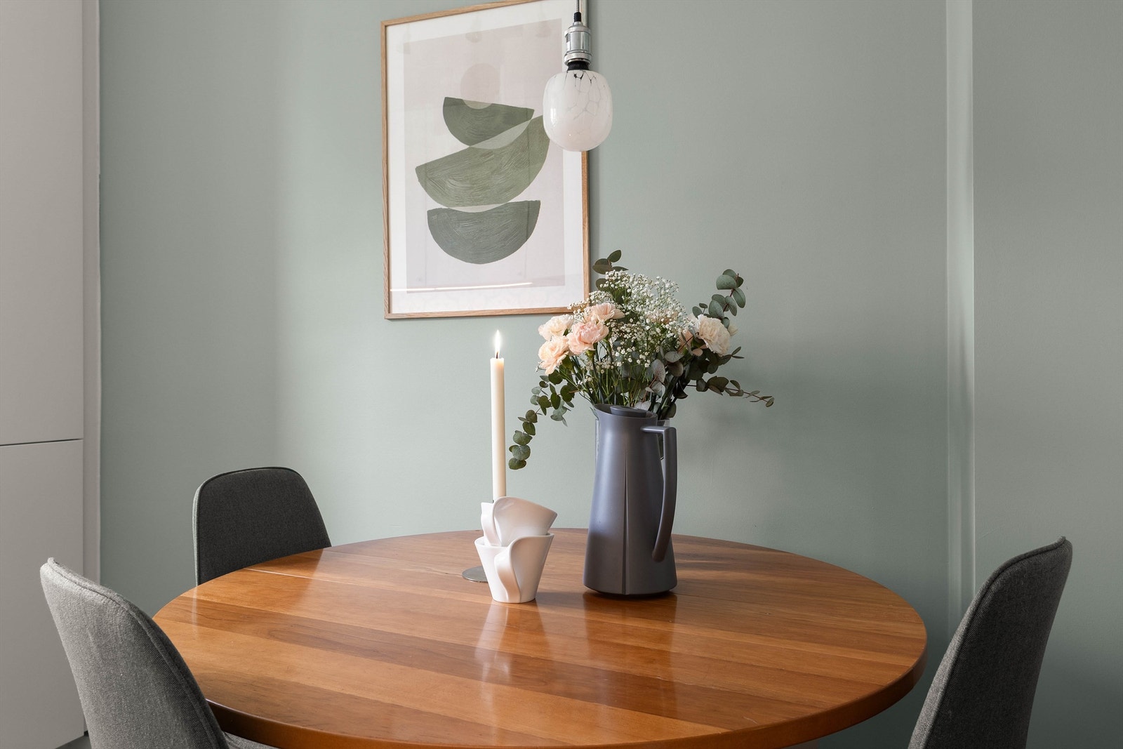 På kjøkkenet er det plass til møblering av et spisebord hvor man blant annet kan nyte frokosten. Galleribilde