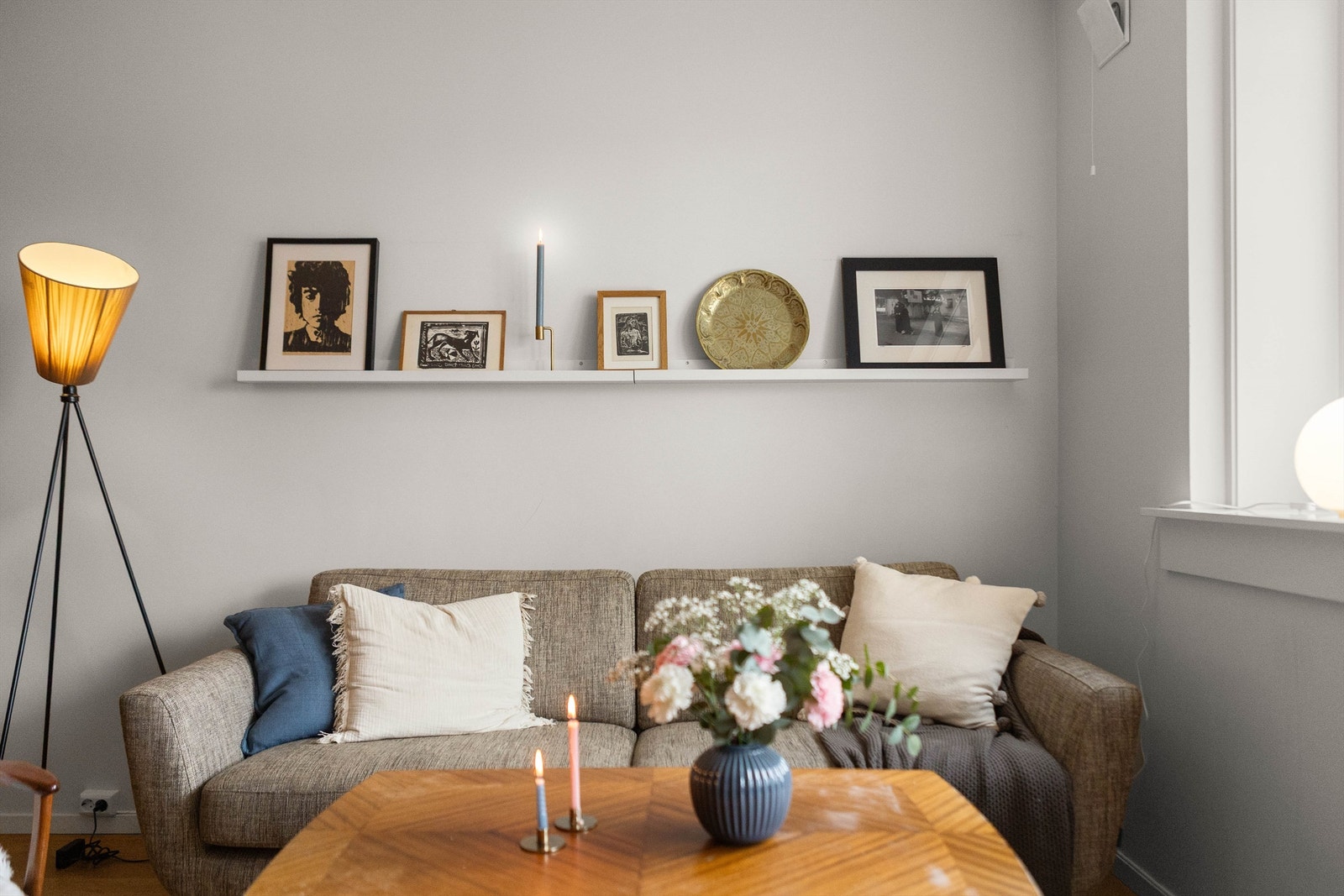 Det er god plass til sofa, salongbord og TV-seksjon. Galleribilde