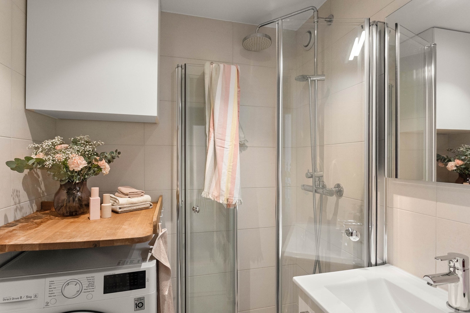 Badet ble pusset opp i 2017 med fliser på gulv og vegger, samt elektrisk gulvvarme. Galleribilde