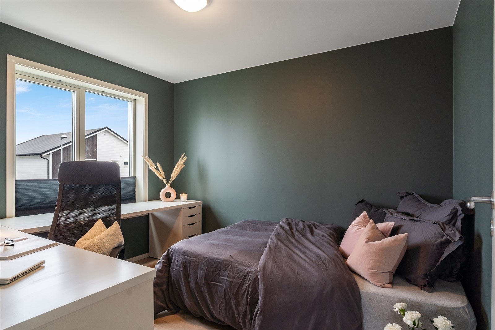 Boligen har tre innbydende soverom i 2. etasje, alle med moderne og tidsriktige fargevalg. Galleribilde